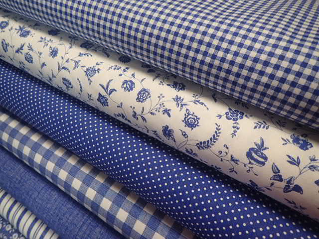 LÁTKA - TMAVĚ MODRÁ DROBNÁ KOSTIČKA