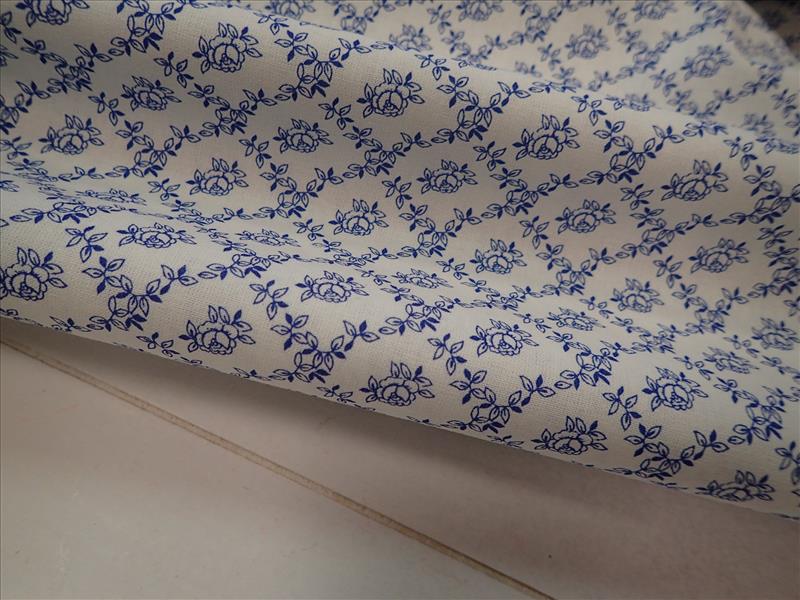 LÁTKA - BÍLÁ + TMAVĚ MODRÉ KYTIČKY