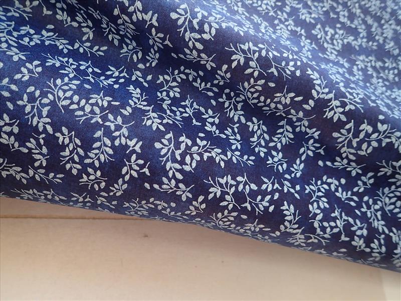 látka - MRAMOR - TMAVĚ MODRÝ S BÍLÝMI LÍSTEČKY