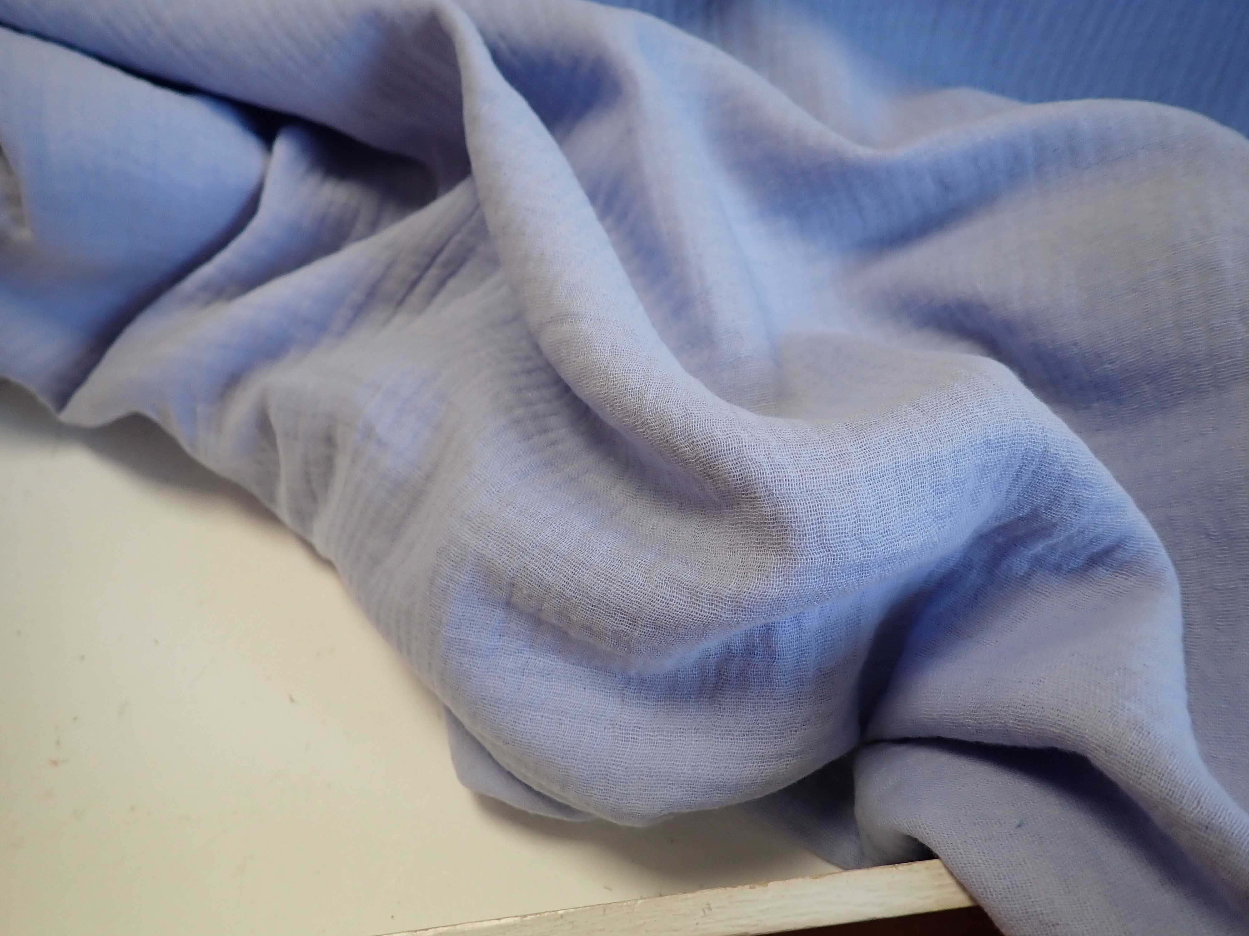 LÁTKA - DVOJITÁ GÁZOVINA - FÁČOVINA - SVĚTLE MODRÁ