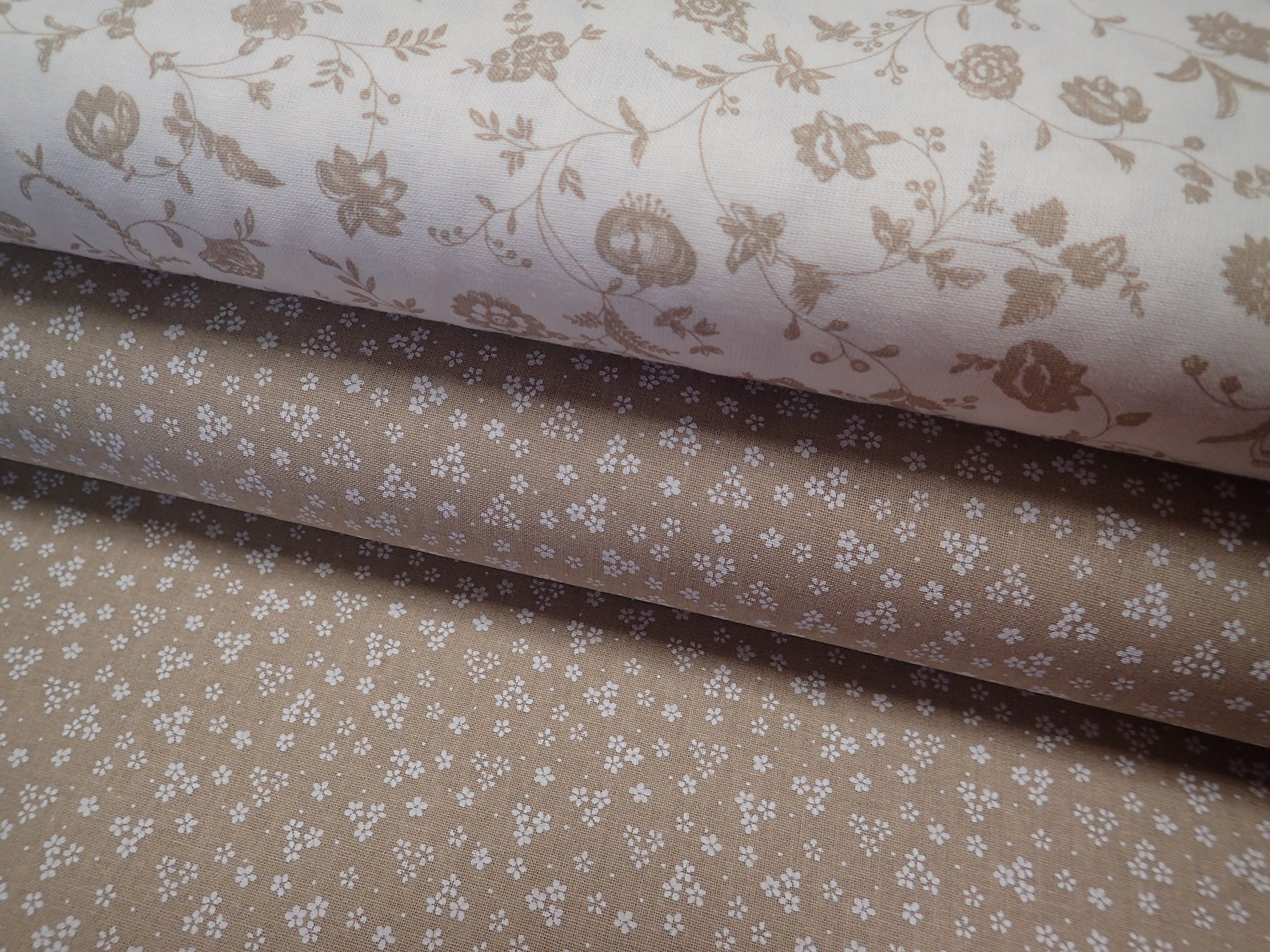 LÁTKA - BÉŽOVÁ + BÍLÉ KYTIČKY