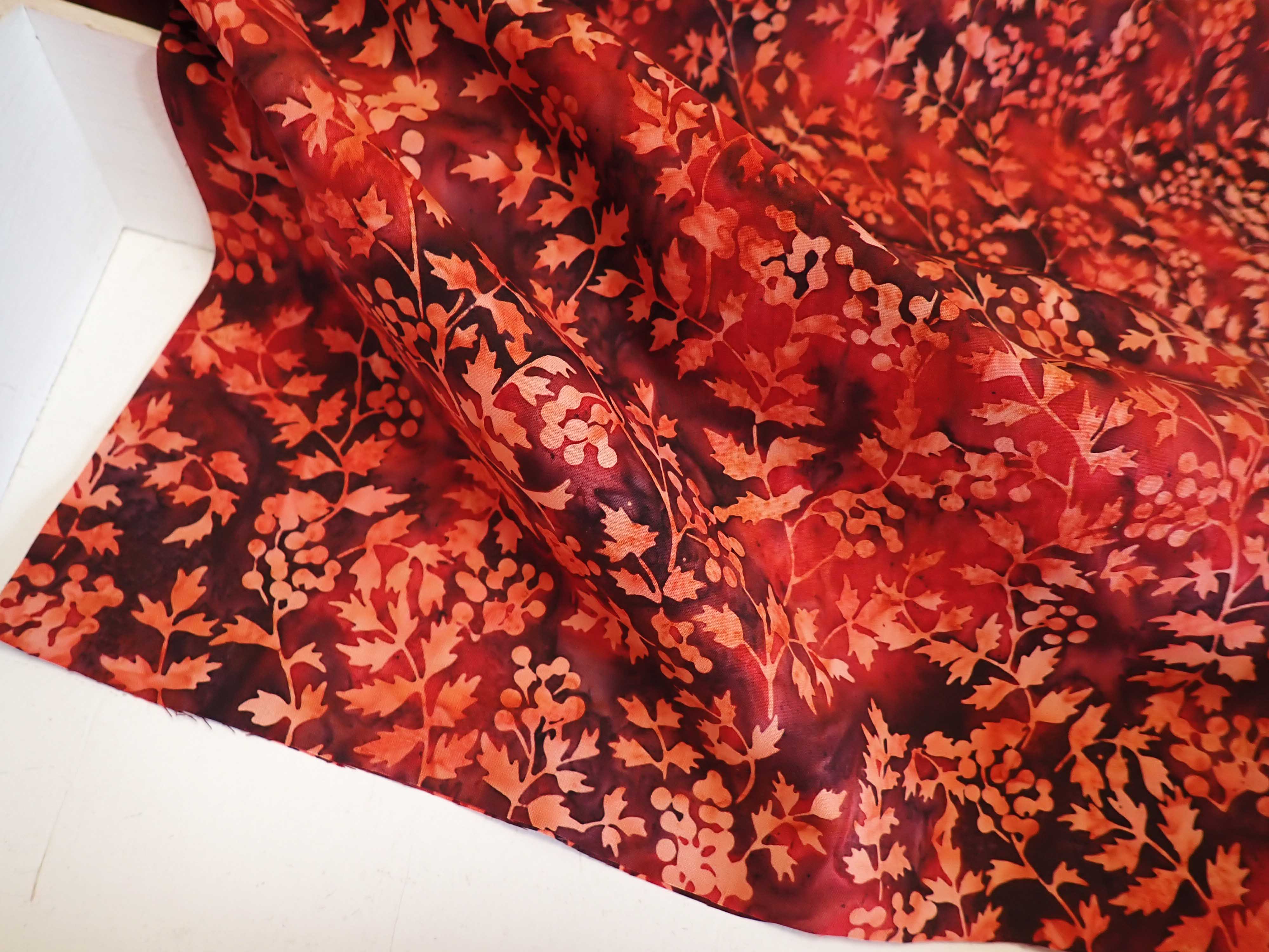 LÁTKA - BATIKA - DO ČERVENA