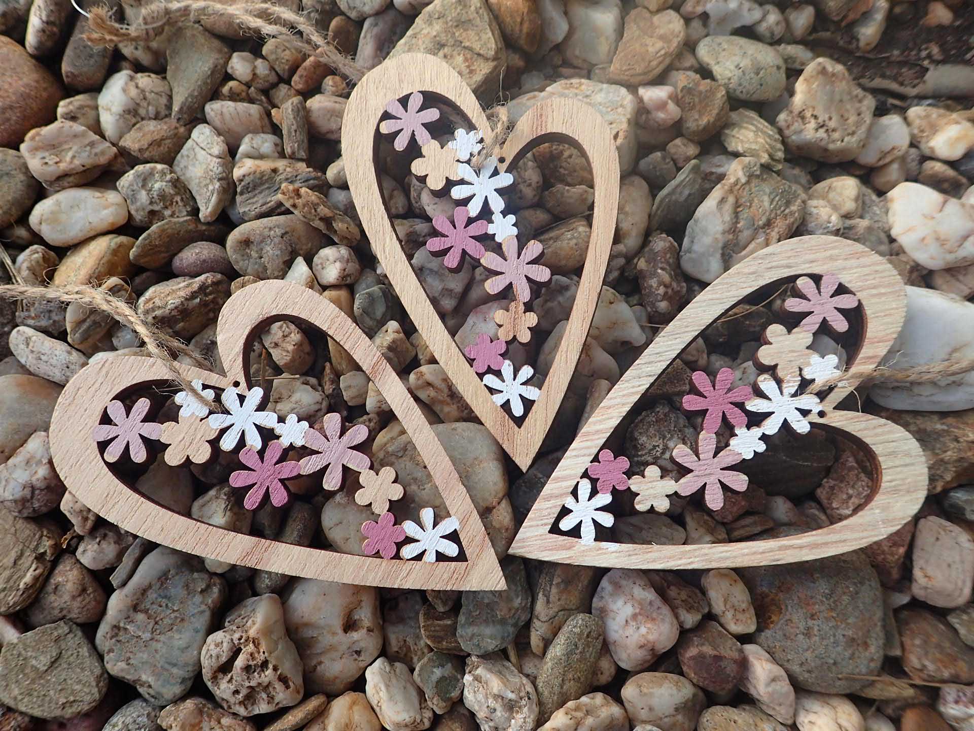 DEKORACE - SRDÍČKO S KYTIČKAMI