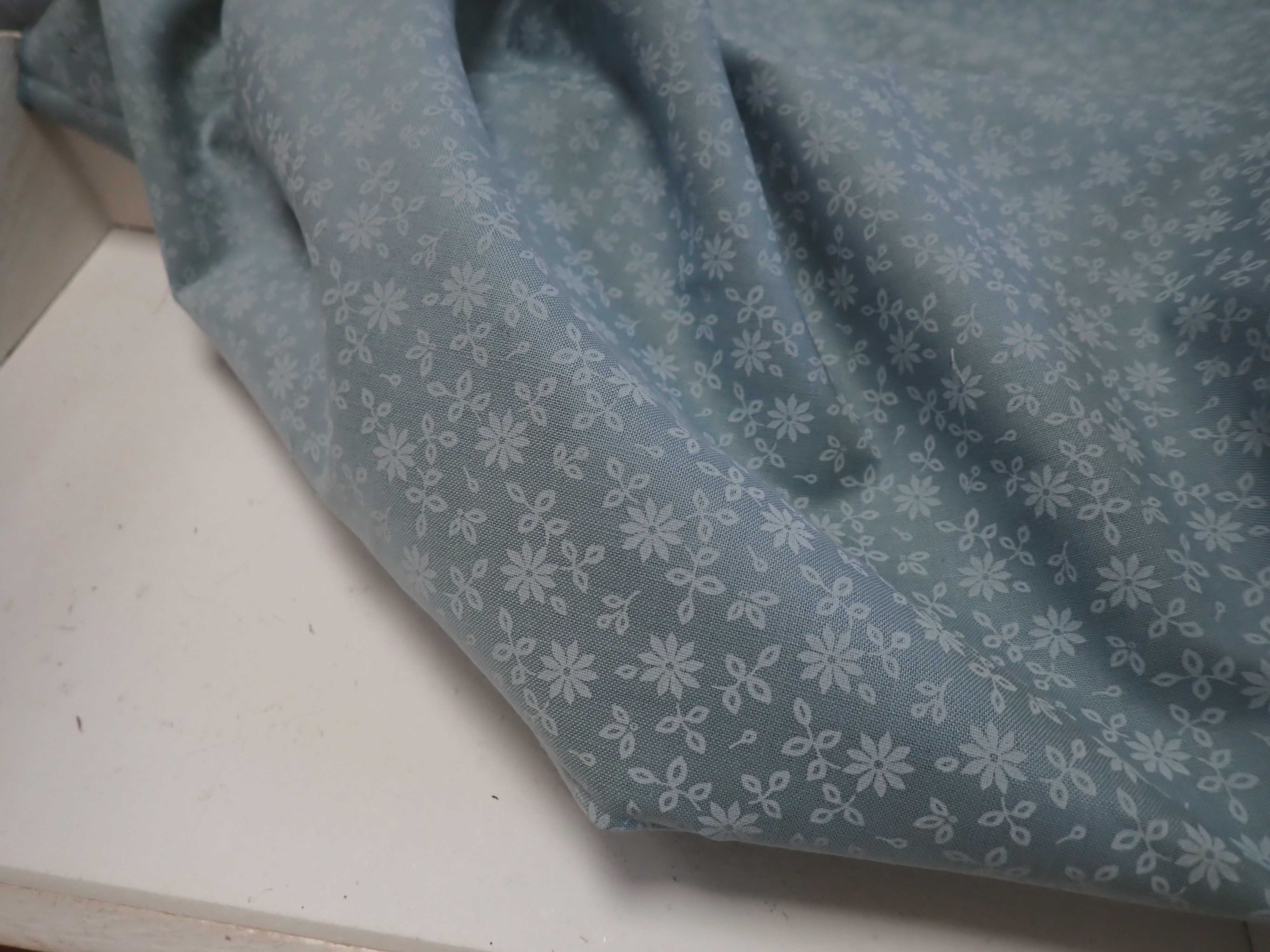 LÁTKA - ŠEDOMODRÁ + BÍLÉ KYTIČKY