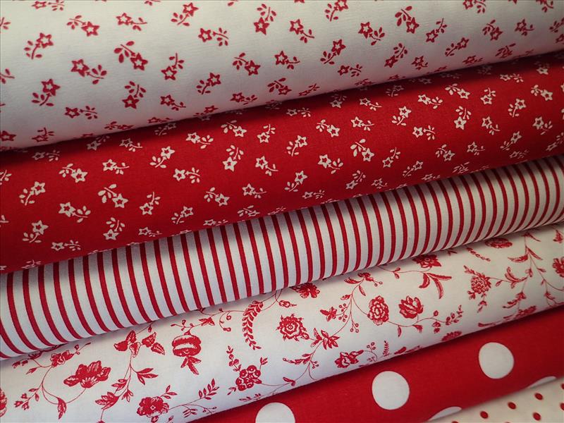 LÁTKA - TEMNĚ ČERVENÁ + BÍLÉ  KYTIČKY