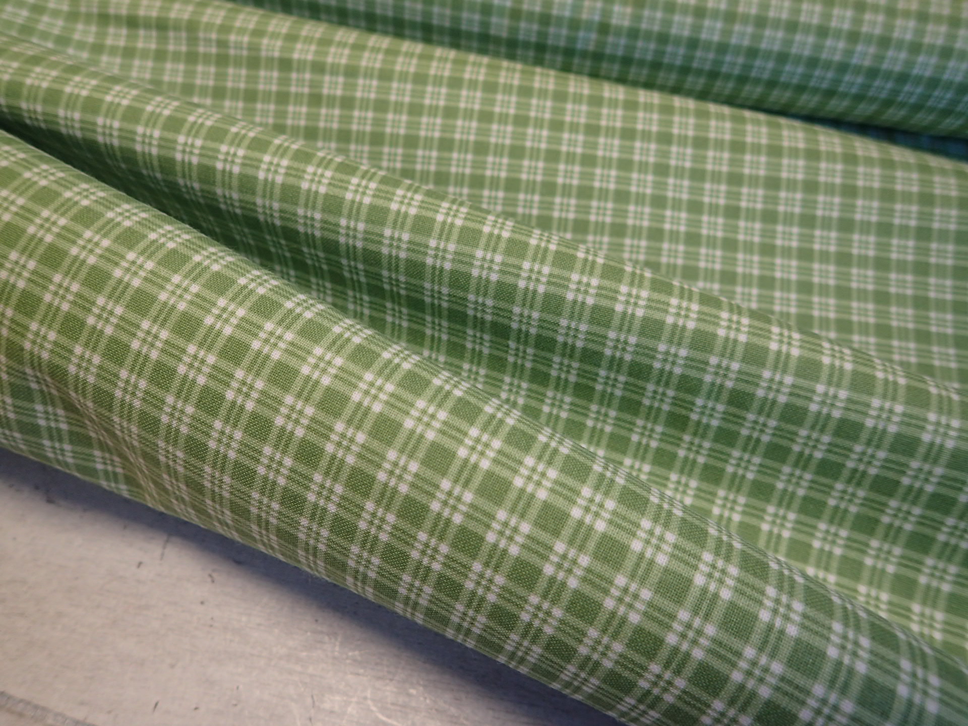 LÁTKA -  LAHVOVĚ ZELENÁ kostička