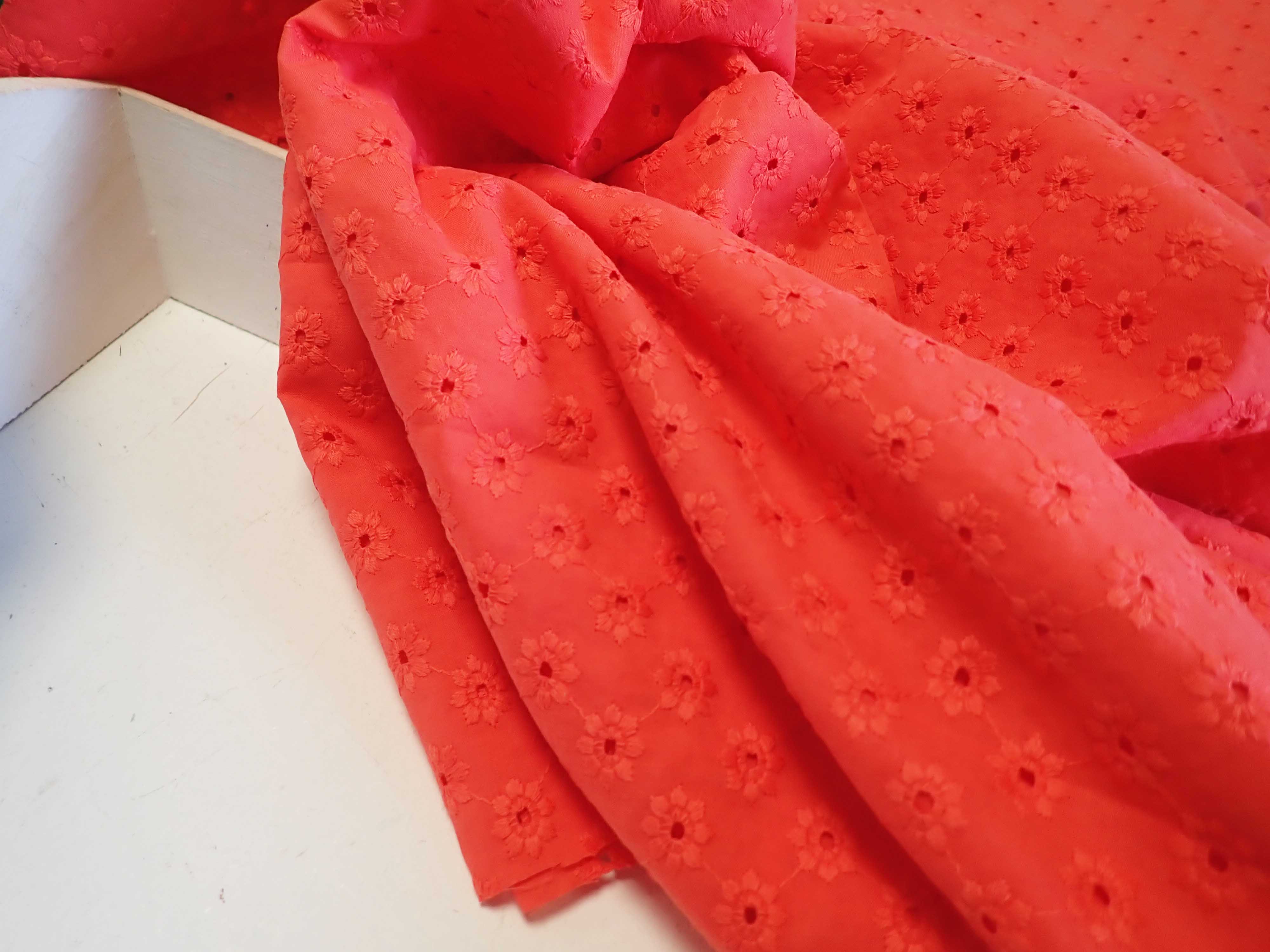 LÁTKA - VYŠÍVANÁ MADEIRA - KORÁLOVÁ