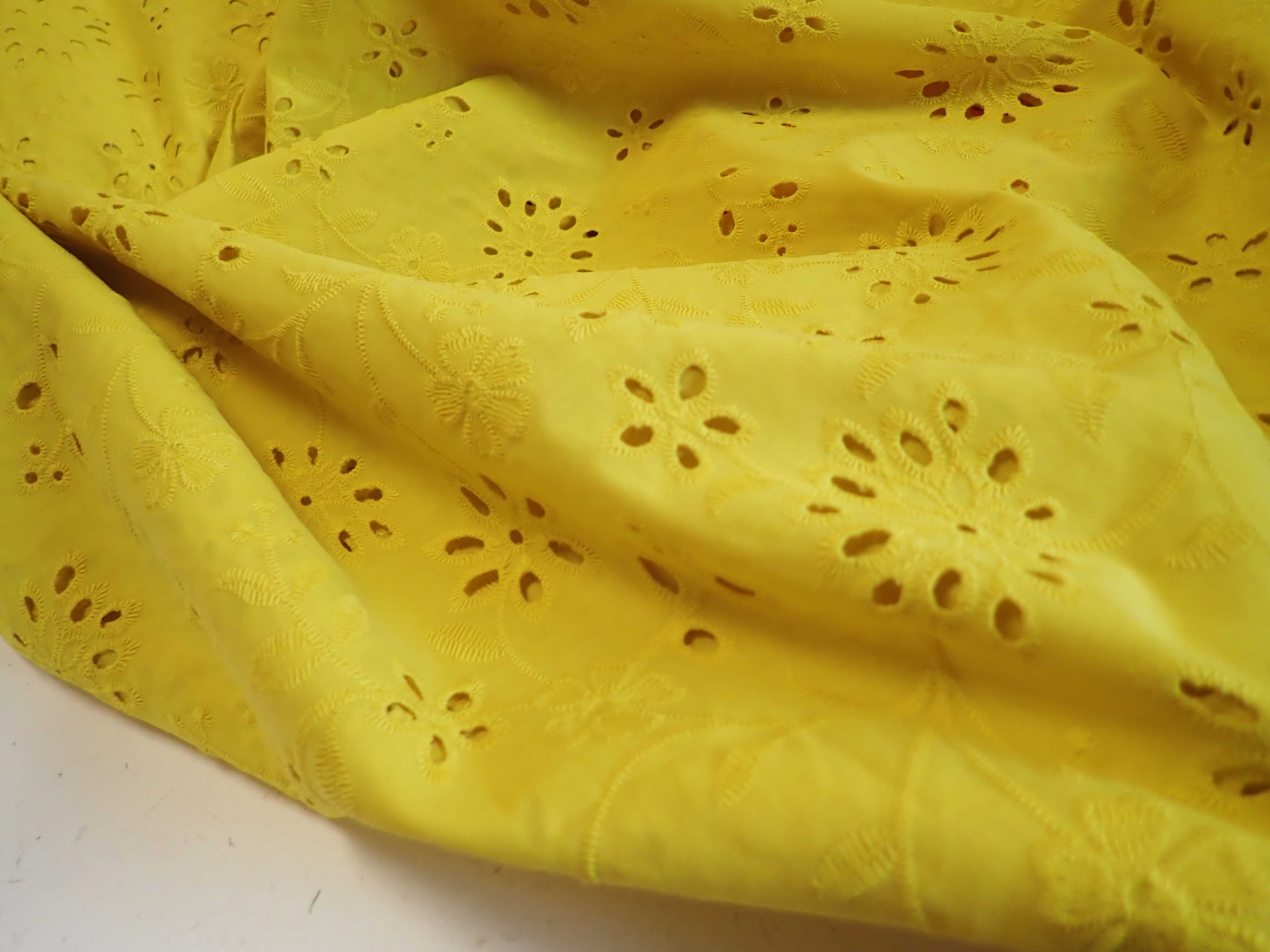 LÁTKA - ŽLUTÁ VYŠÍVANÁ MADEIRA - KYTIČKY