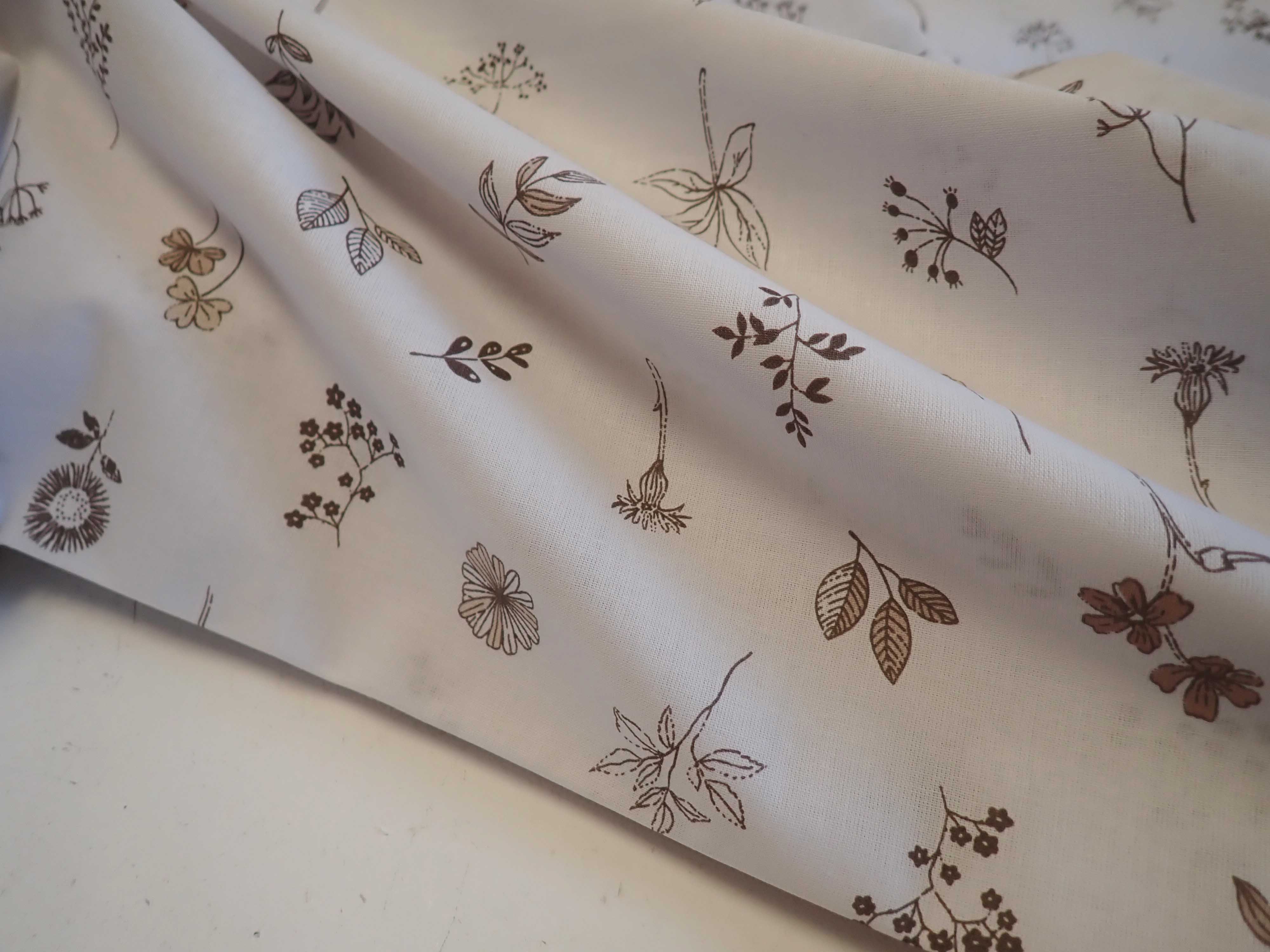 LÁTKA - BÉŽOVOHNĚDÉ VĚTVIČKY A ROSTLINY