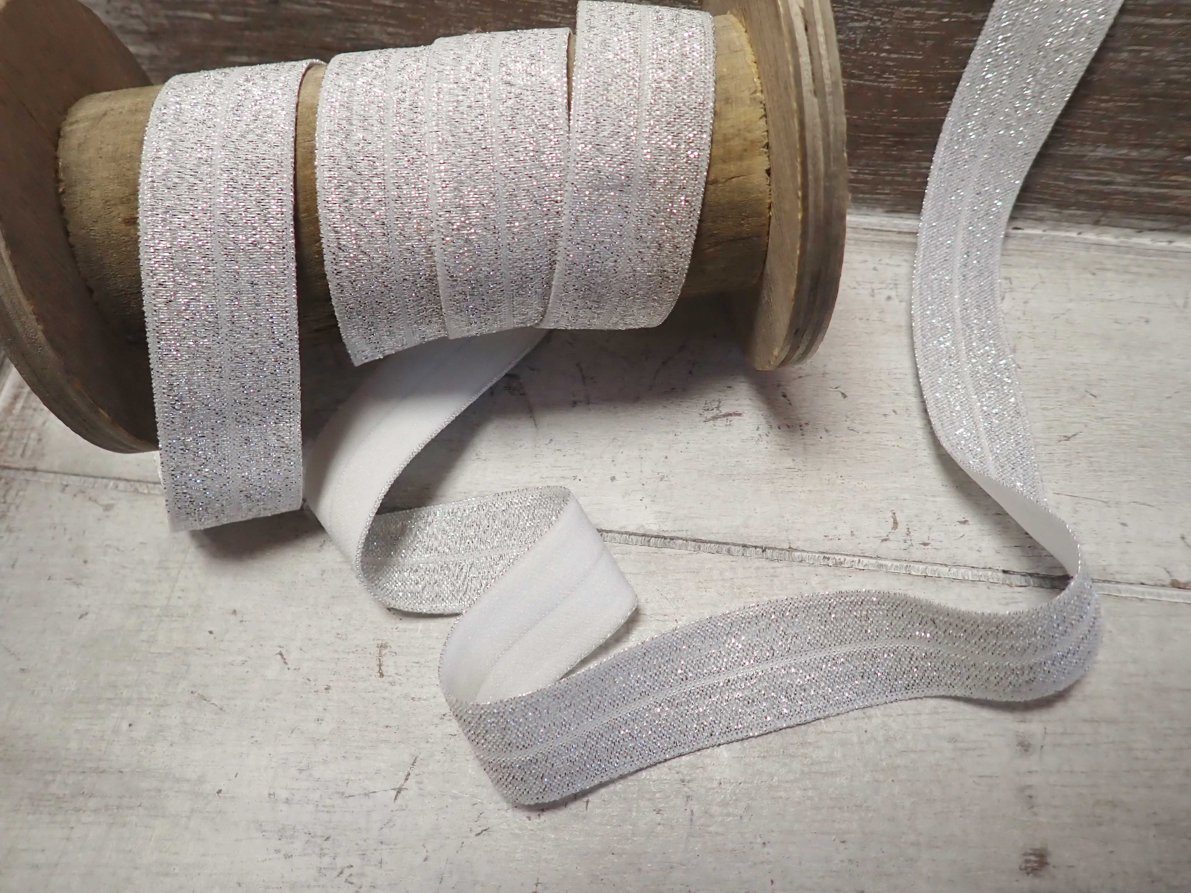 ELASTICKÝ ŠIKMÝ PROUŽEK S GLITRY - BÍLÁ + STŘÍBRNÁ