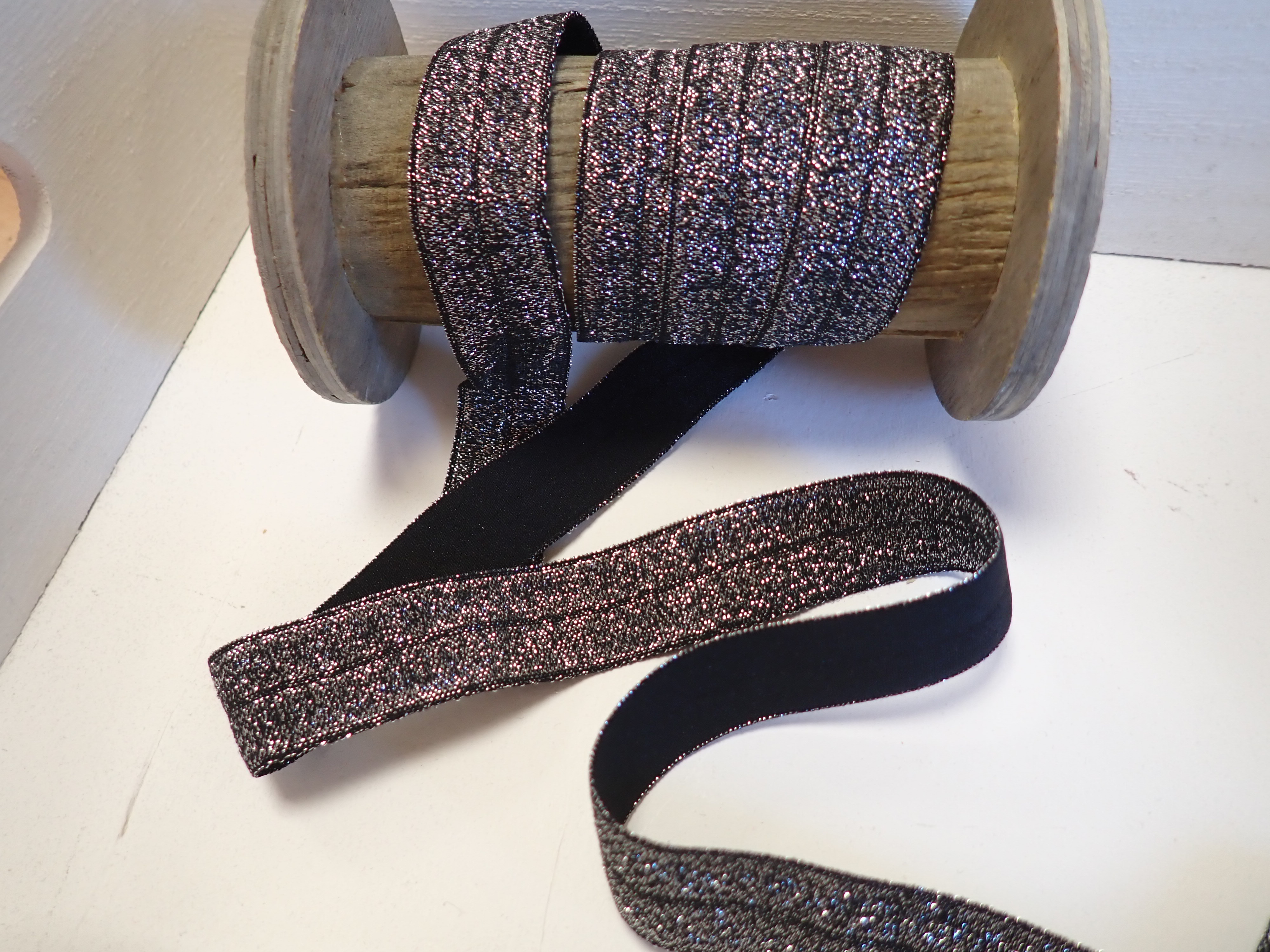 ELASTICKÝ ŠIKMÝ PROUŽEK - ČERNÝ S GLITRY