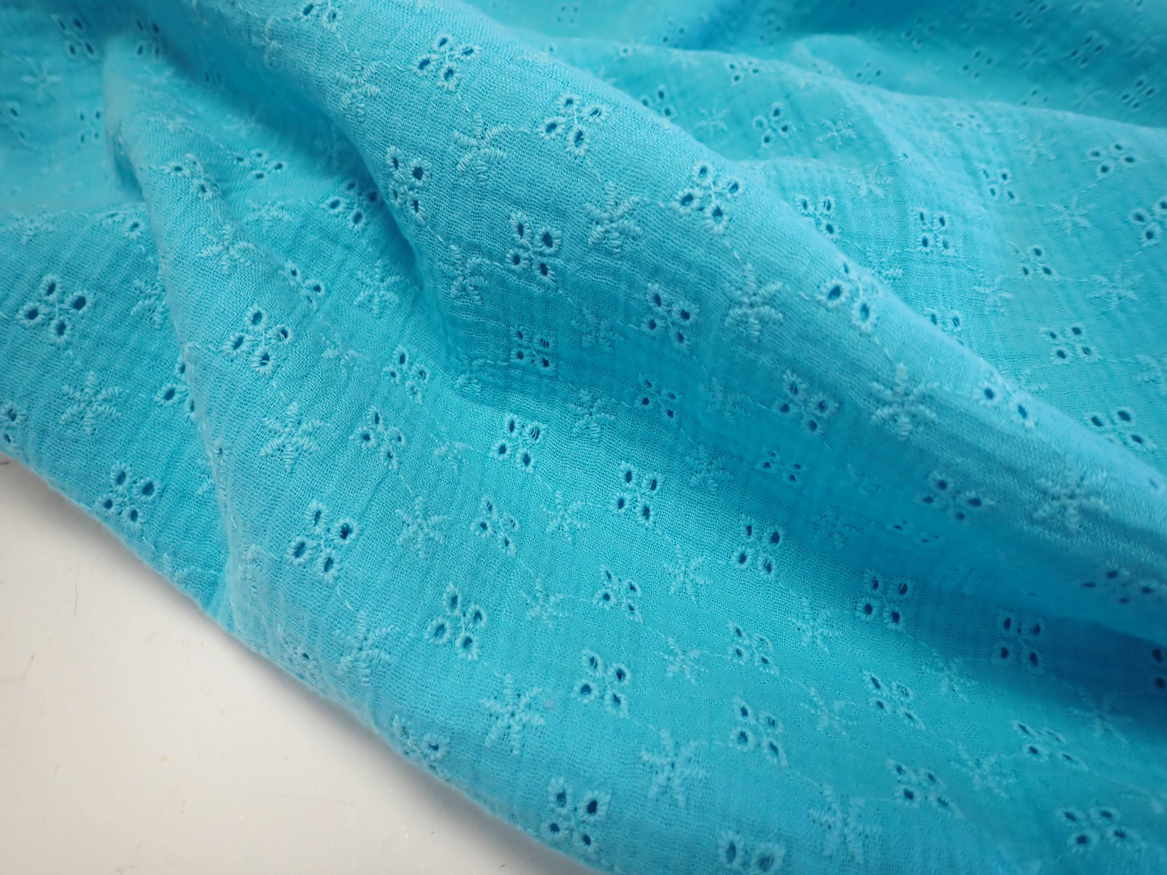 DVOJITÁ GÁZOVINA - MUŠELÍN - TYRKYSOVÁ - VYŠÍVANÁ