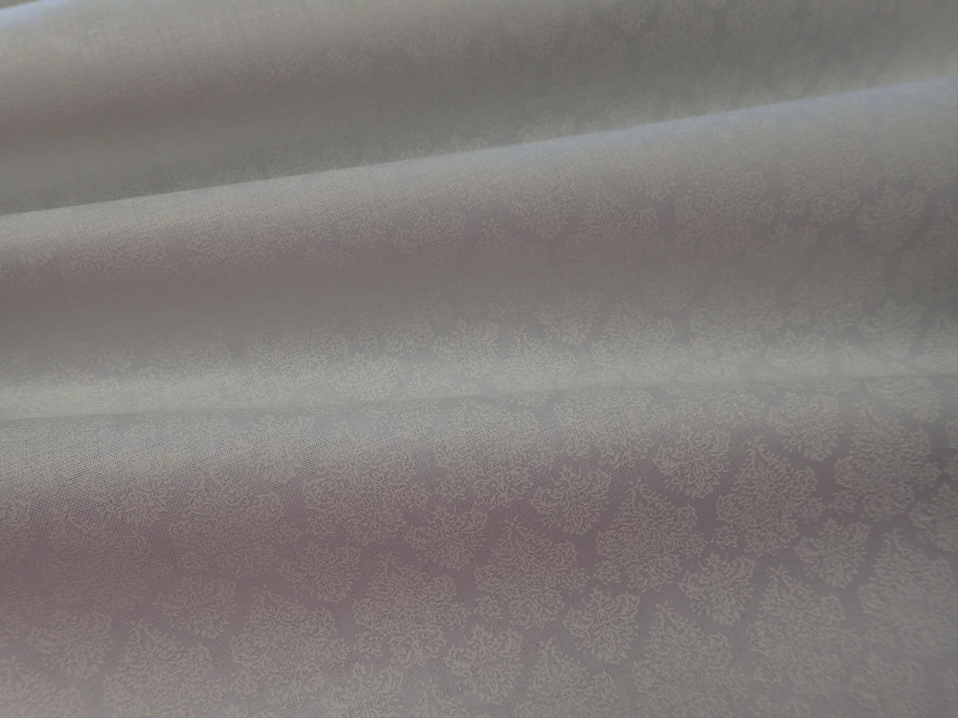 LÁTKA  - BÍLÁ + BÍLÉ ORNAMENTY