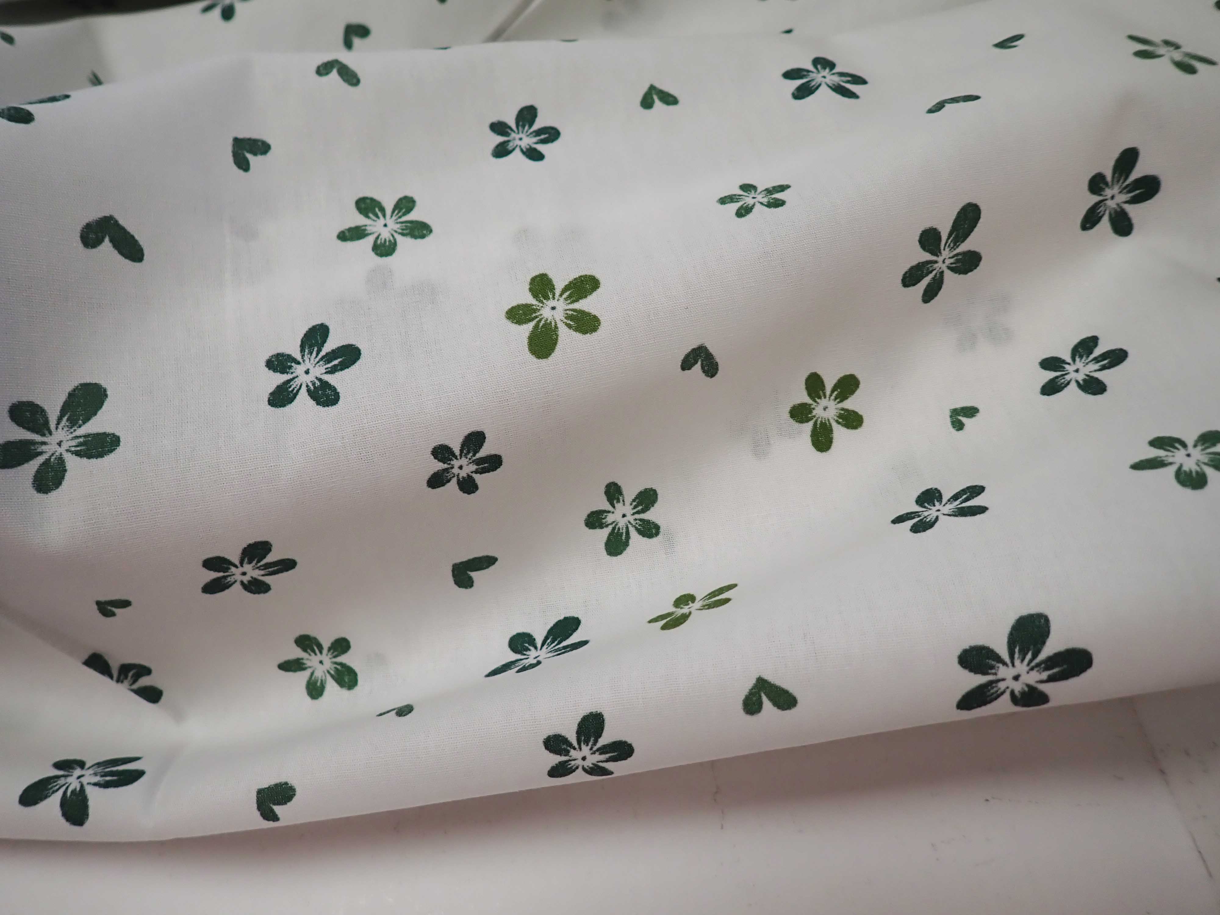 LÁTKA - POPELÍN - ZELENÉ KYTIČKY