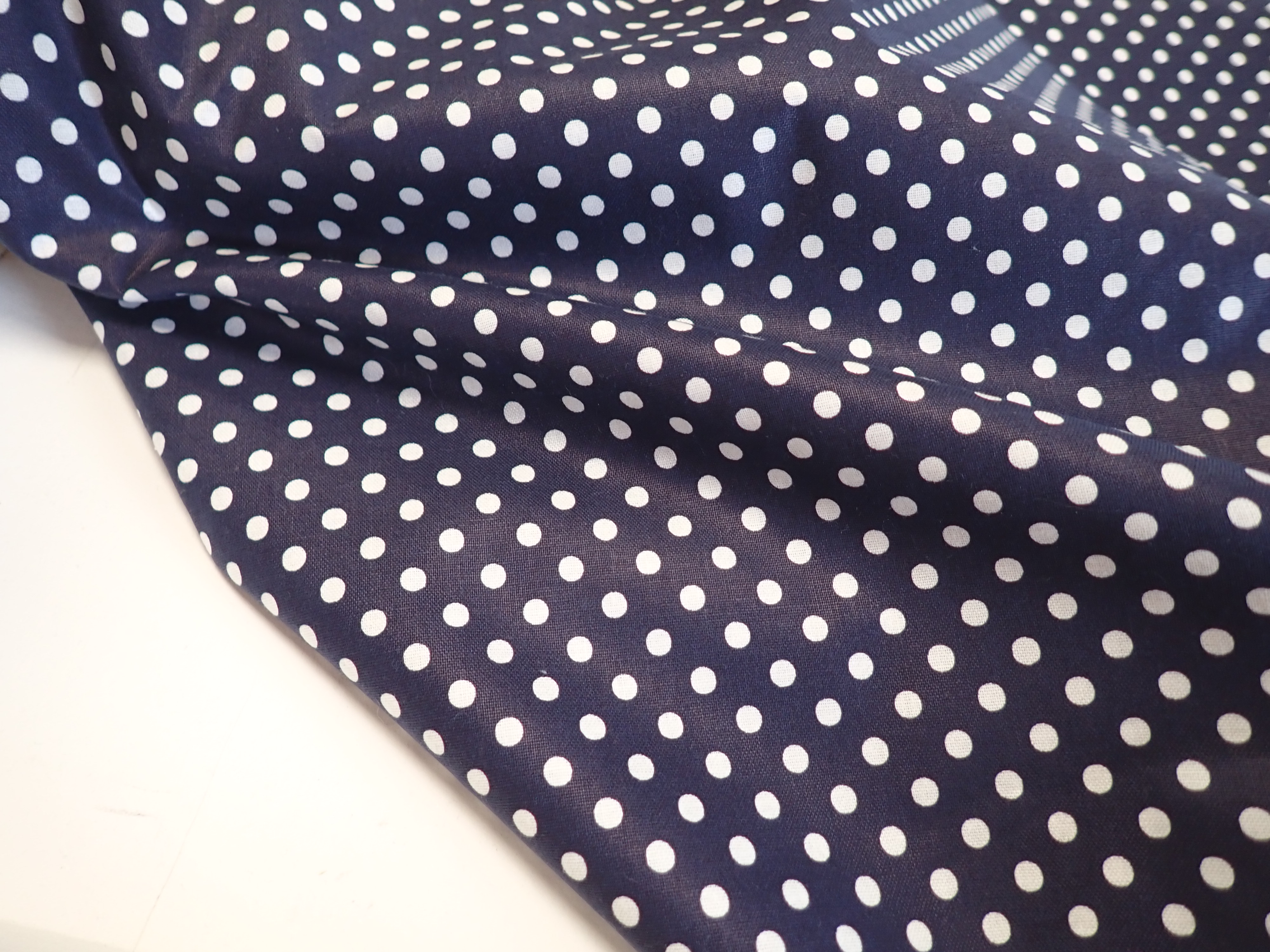 LÁTKA - TMAVĚ MODRÁ + BÍLÝ PUNTÍK