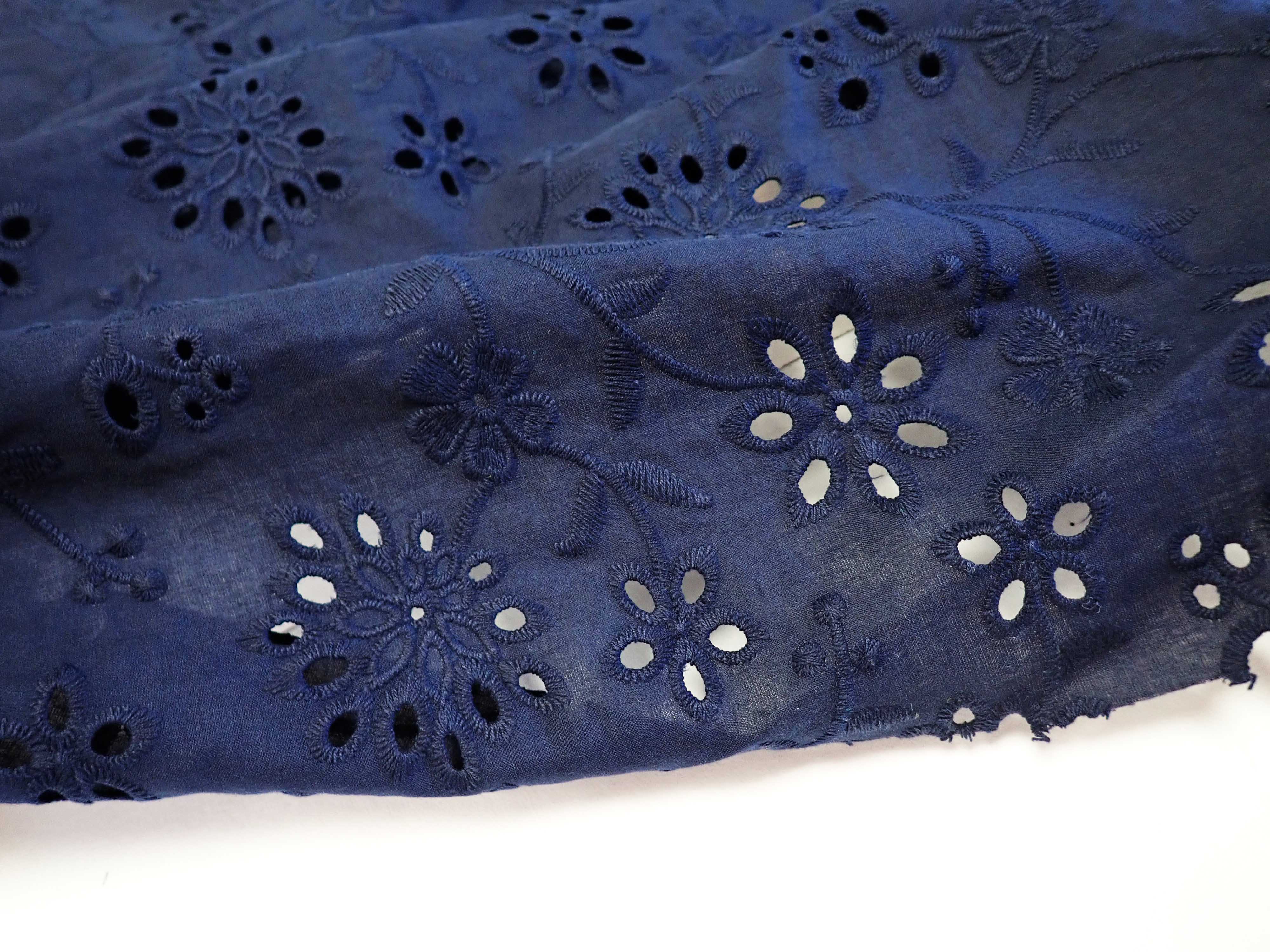 LÁTKA - TMAVĚ MODRÁ VYŠÍVANÁ MADEIRA