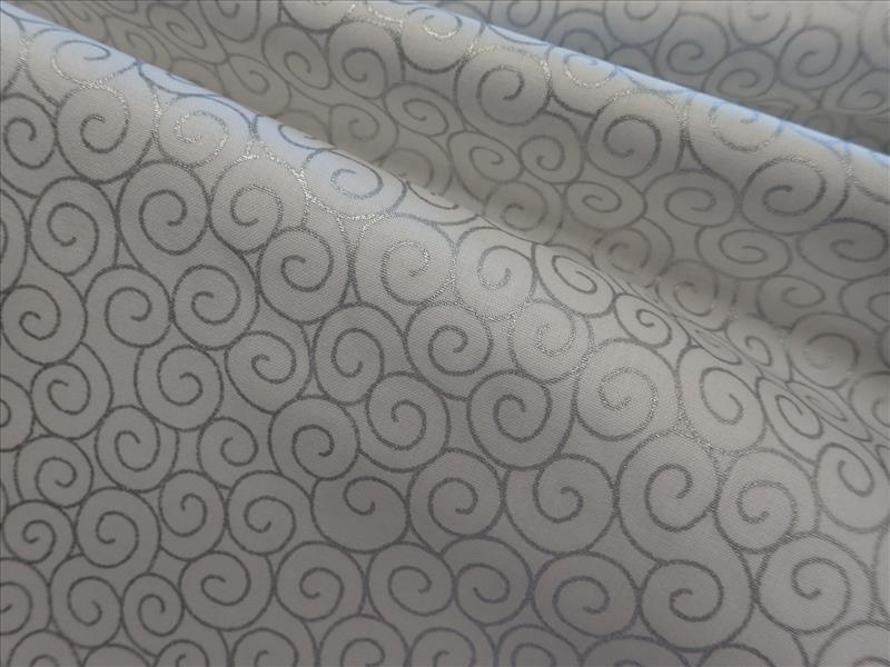 VÁNOČNÍ LÁTKA - BÍLÁ + STŘÍBRNÉ SPIRÁLKY