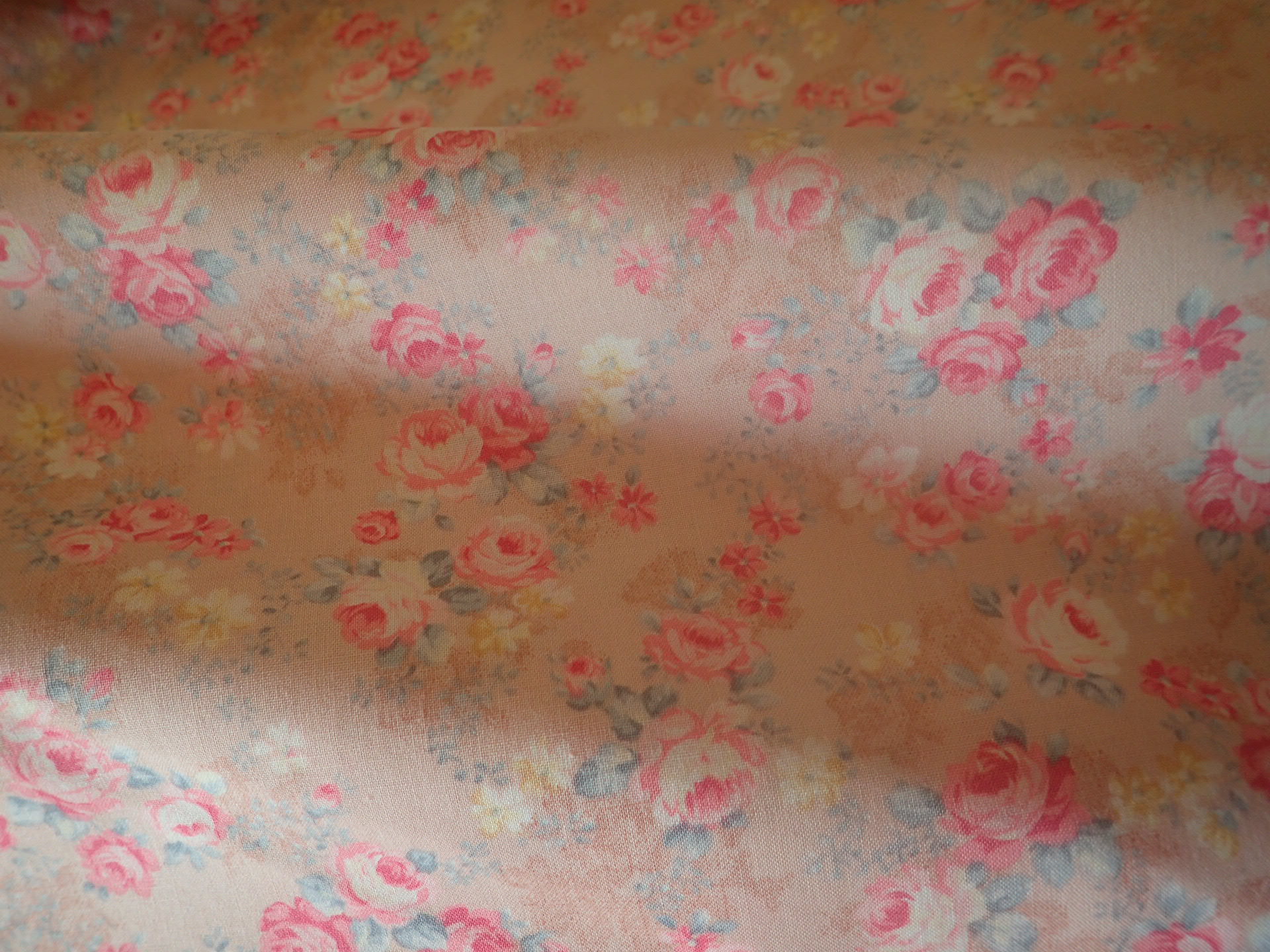 LÁTKA - BÉŽOVORŮŽOVÁ + RŮŽIČKY