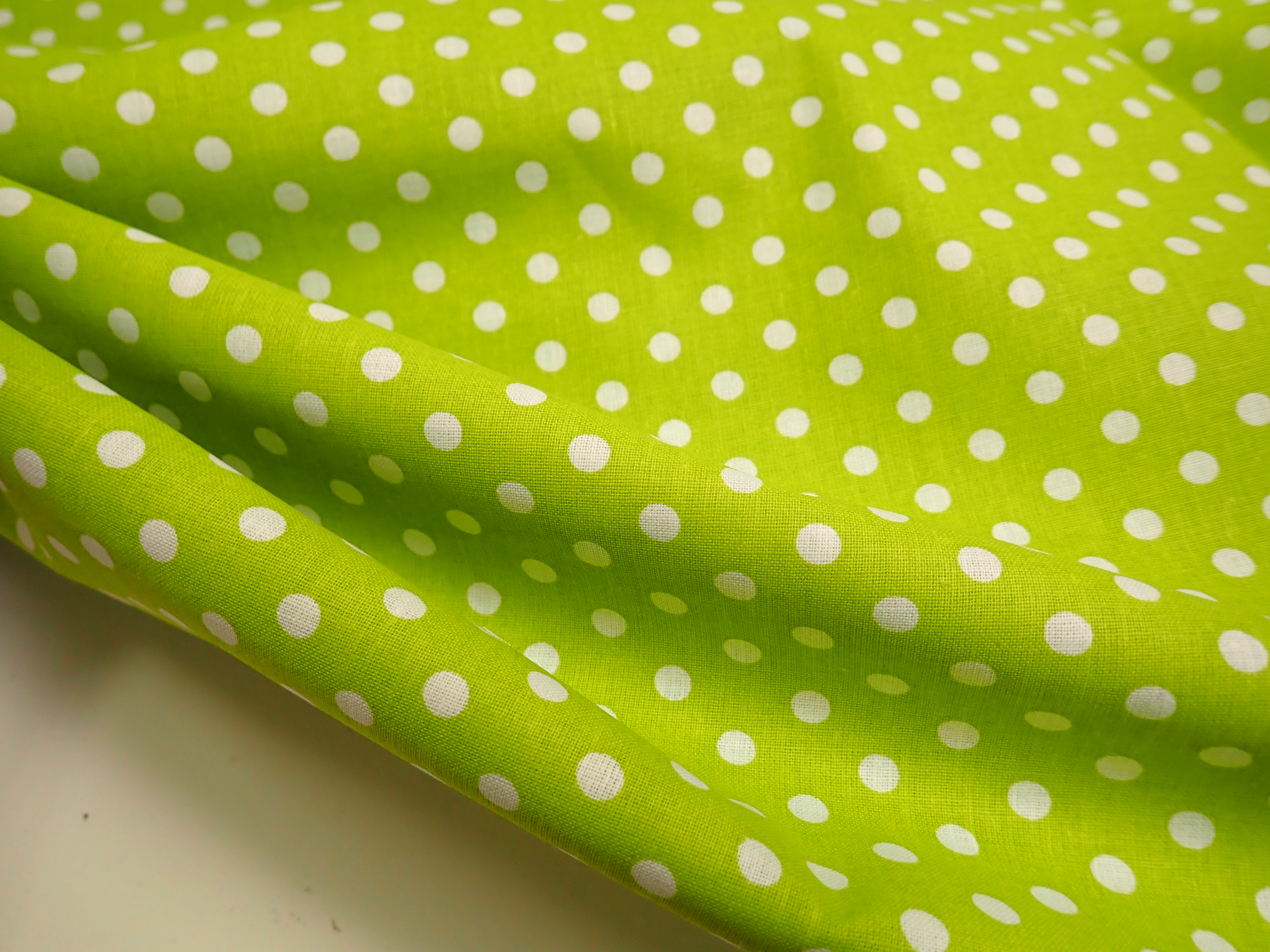 JARNÍ ZELENÁ + BÍLÝ PUNTÍK