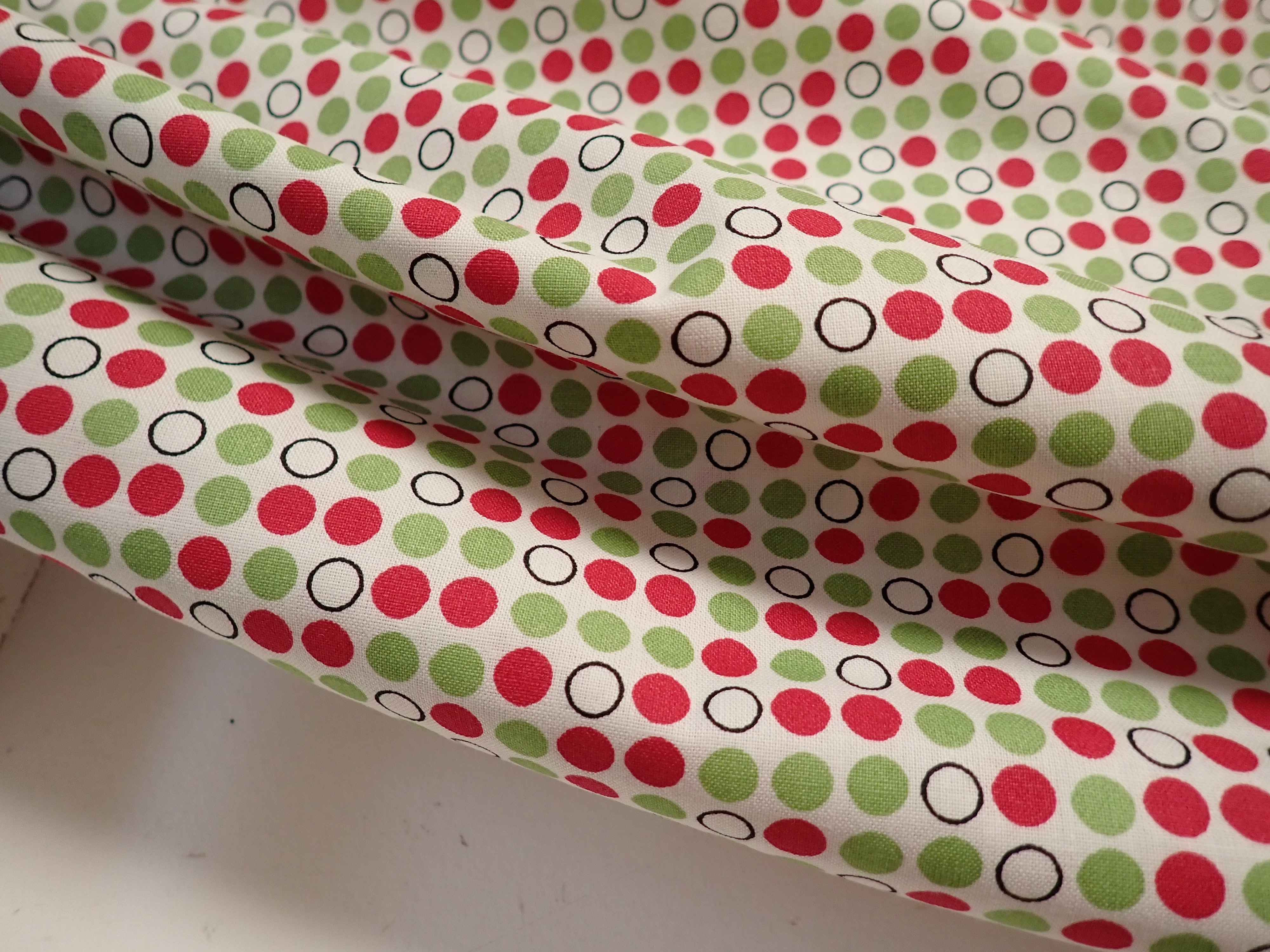 LÁTKA - ČERVENÉ A ZELENÉ PUNTÍKY