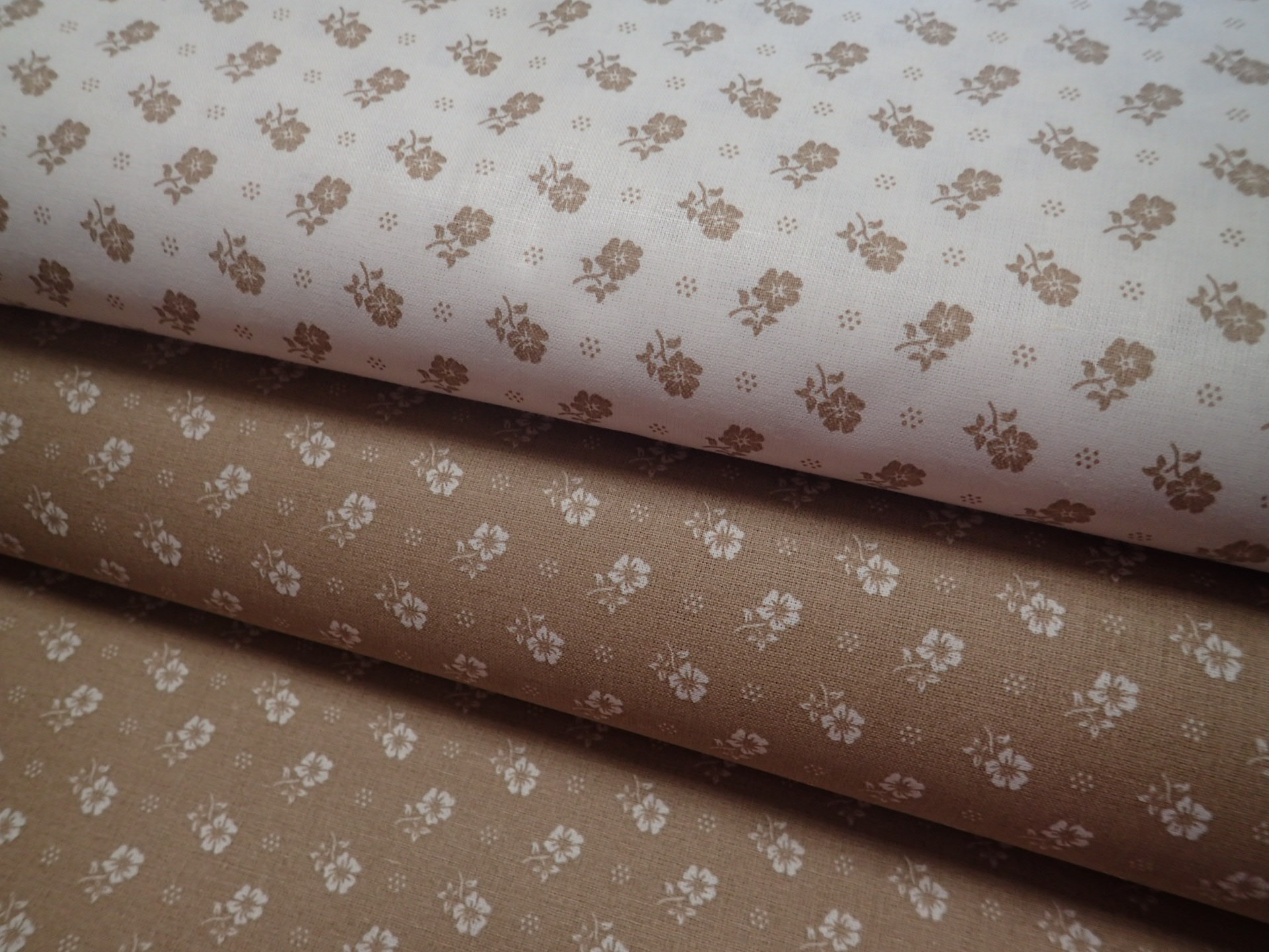 LÁTKA - BÍLÁ + BÉŽOVÉ KYTIČKY