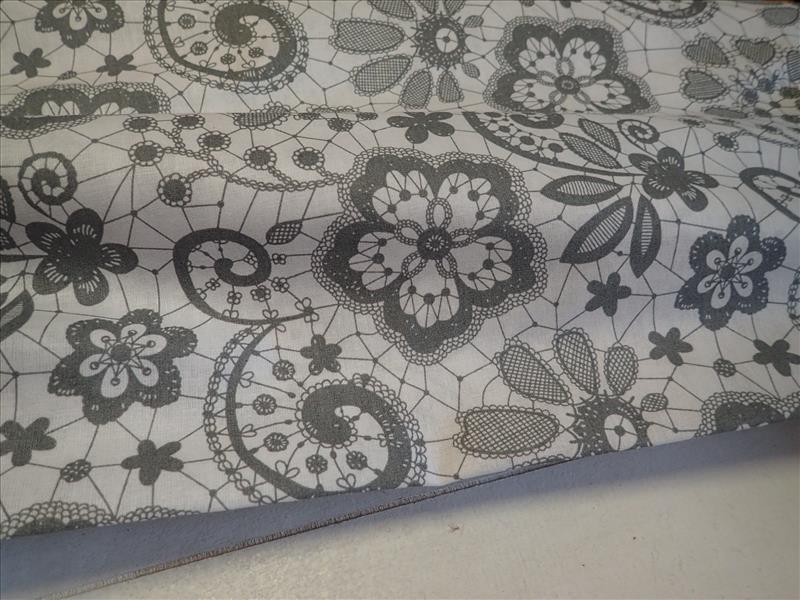 LÁTKA  - BÍLÁ + ŠEDÉ ORNAMENTY