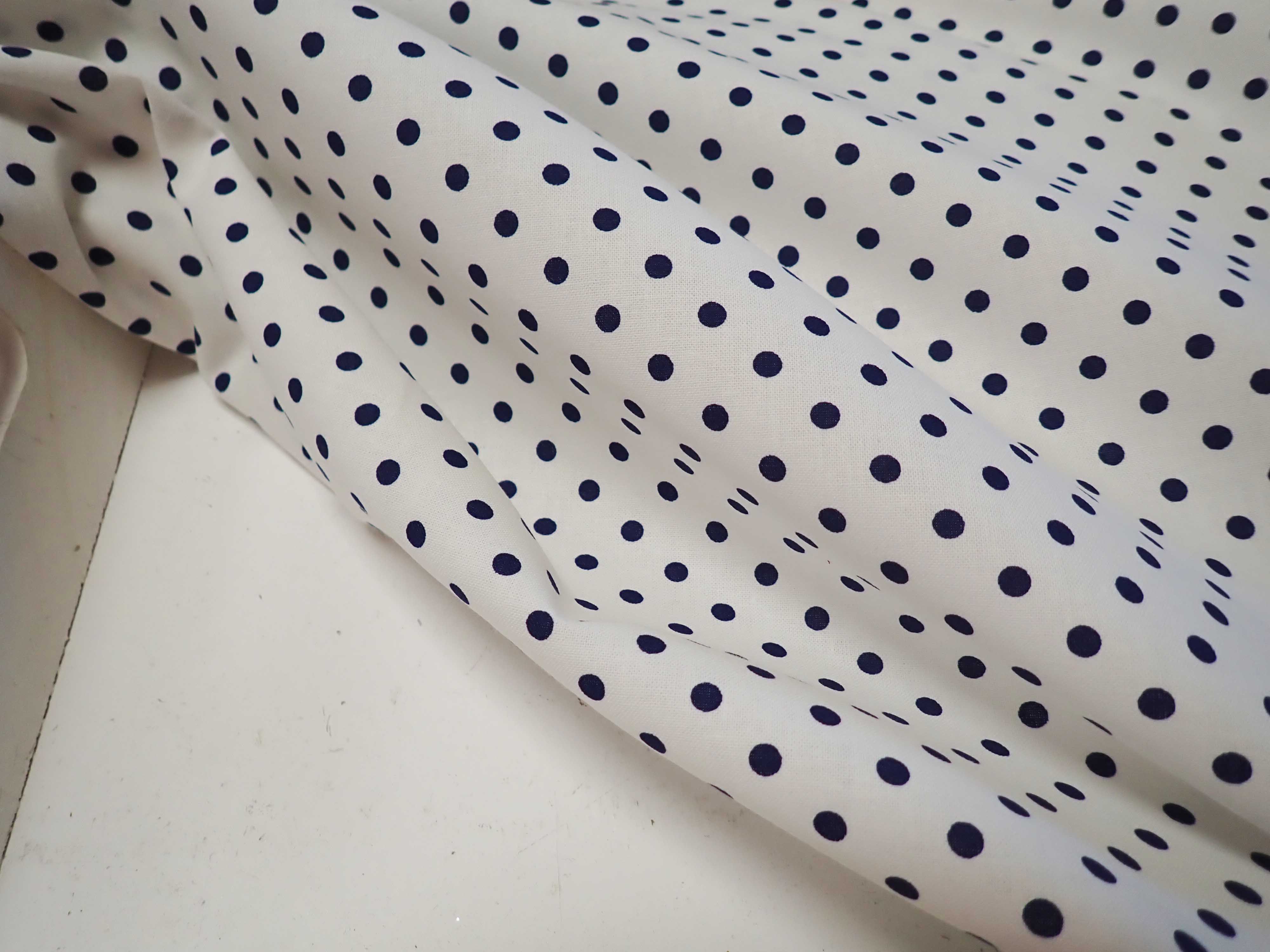 LÁTKA - BÍLÁ + TMAVĚ MODRÉ PUNTÍKY