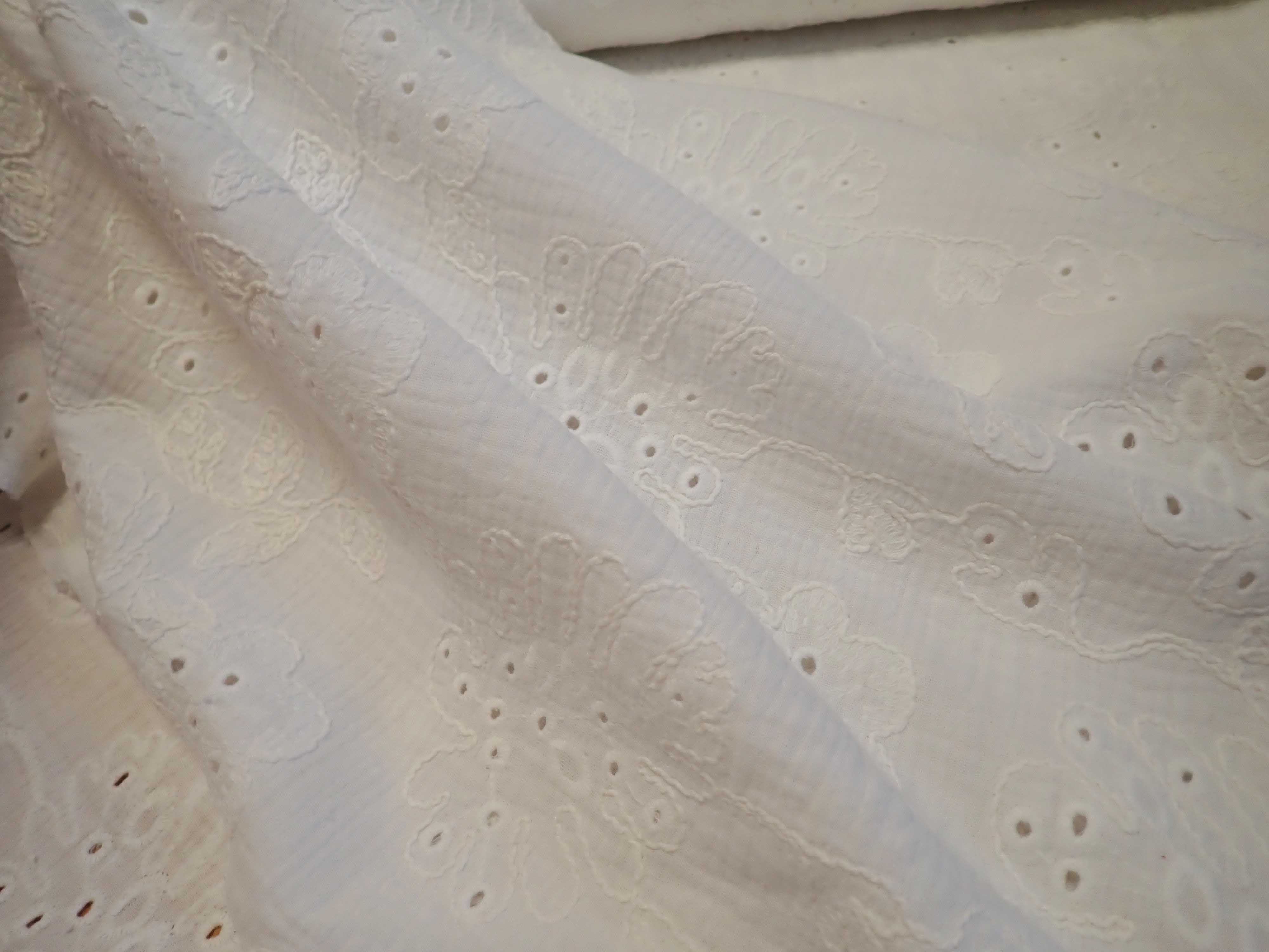 DVOJITÁ GÁZOVINA - MUŠELÍN - VYŠÍVANÁ - BÍLÁ