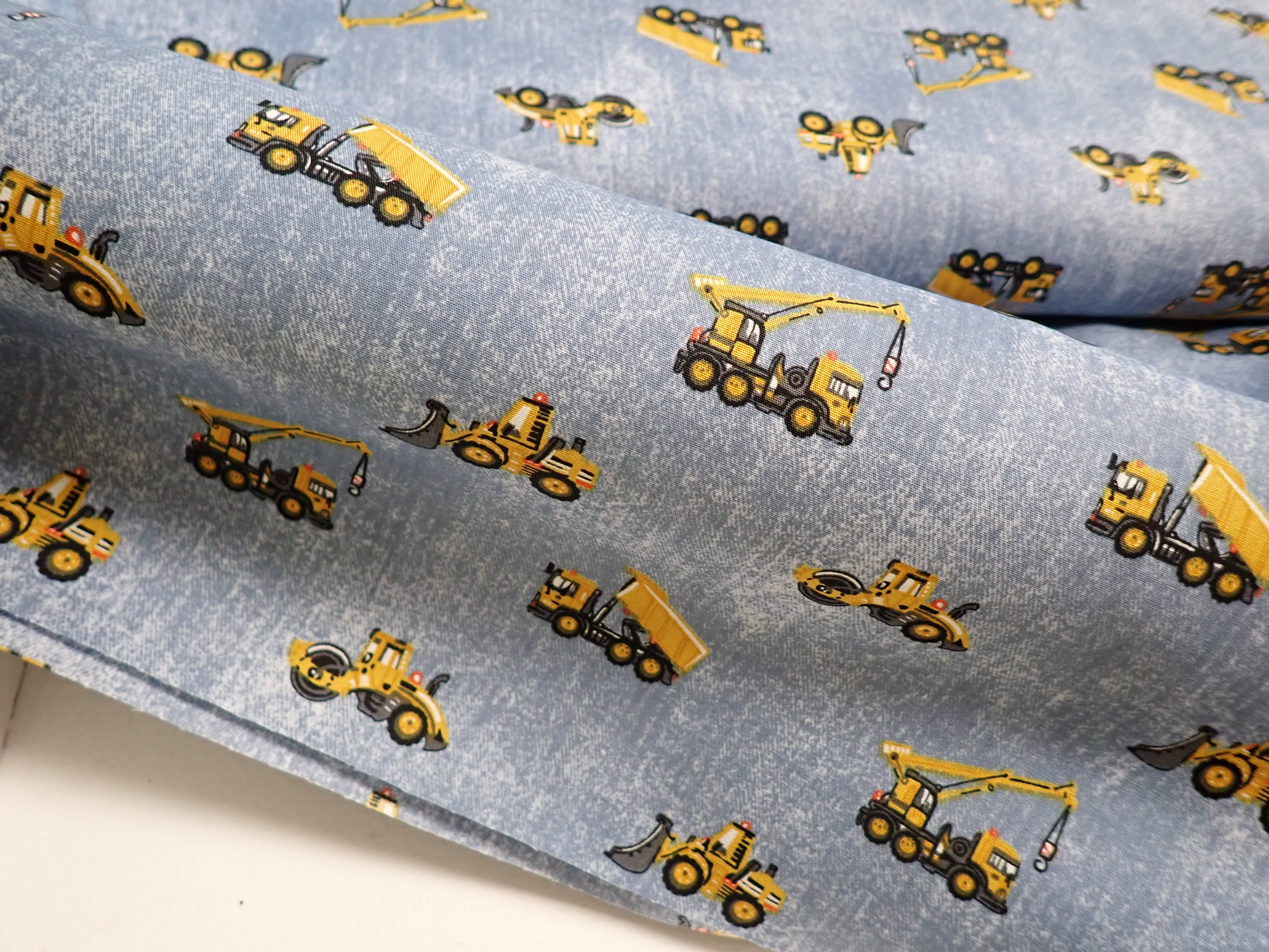 LÁTKA - POPELÍN - MODRÁ DŽÍNOVÁ - BAGRY + JEŘÁB + NÁKLAĎÁK