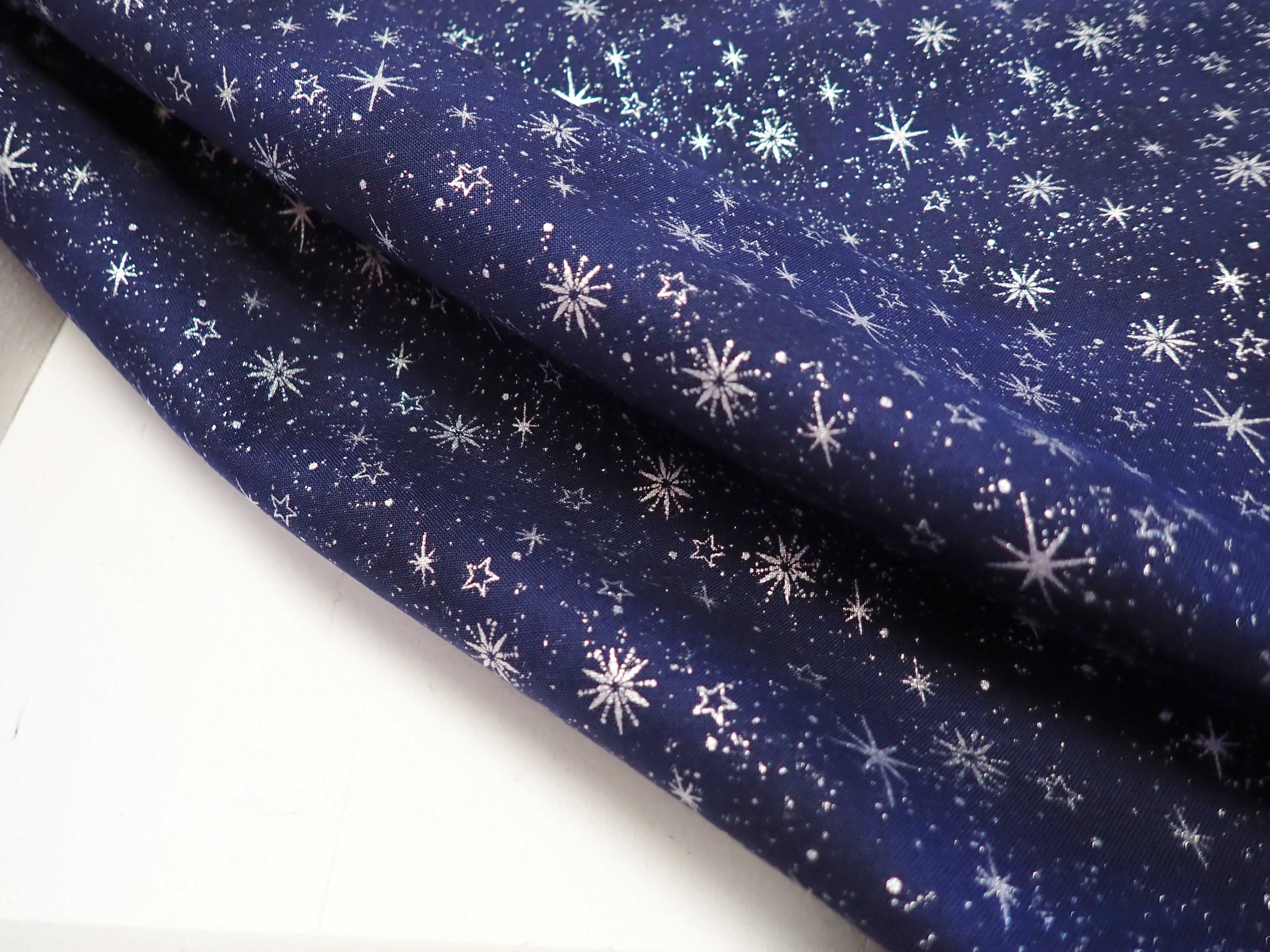 LÁTKA - VÁNOČNÍ - TMAVĚ MODRÁ + STŘÍBRNÉ HVĚZDIČKY