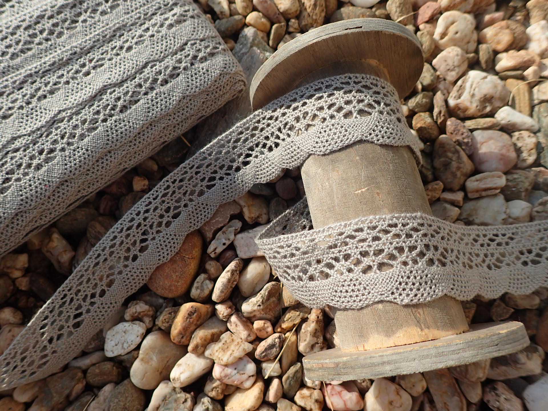 PALIČKOVANÁ KRAJKA - BÉŽOVOŠEDÁ