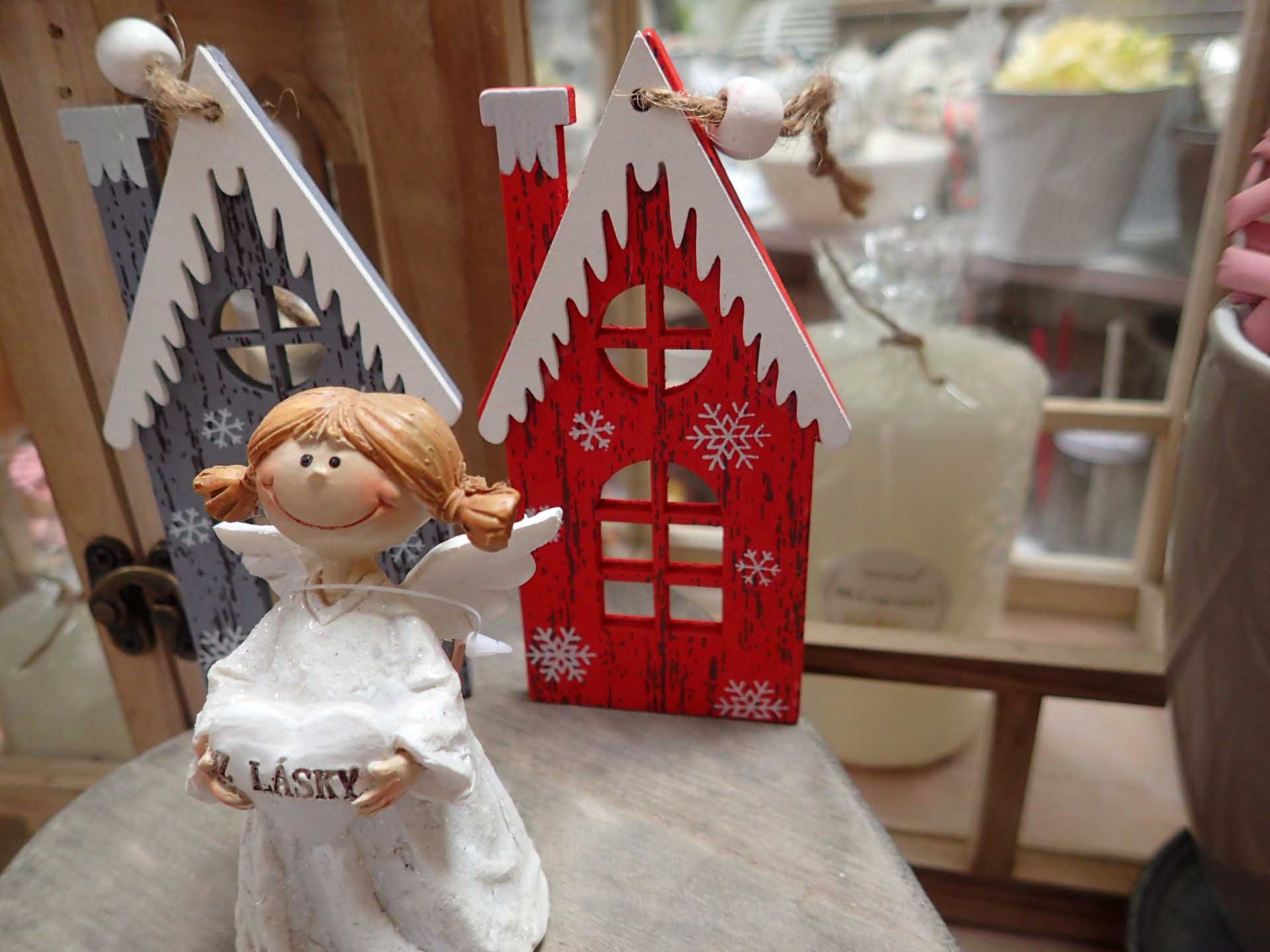 DEKORACE - DOMEČEK - ČERVENÝ