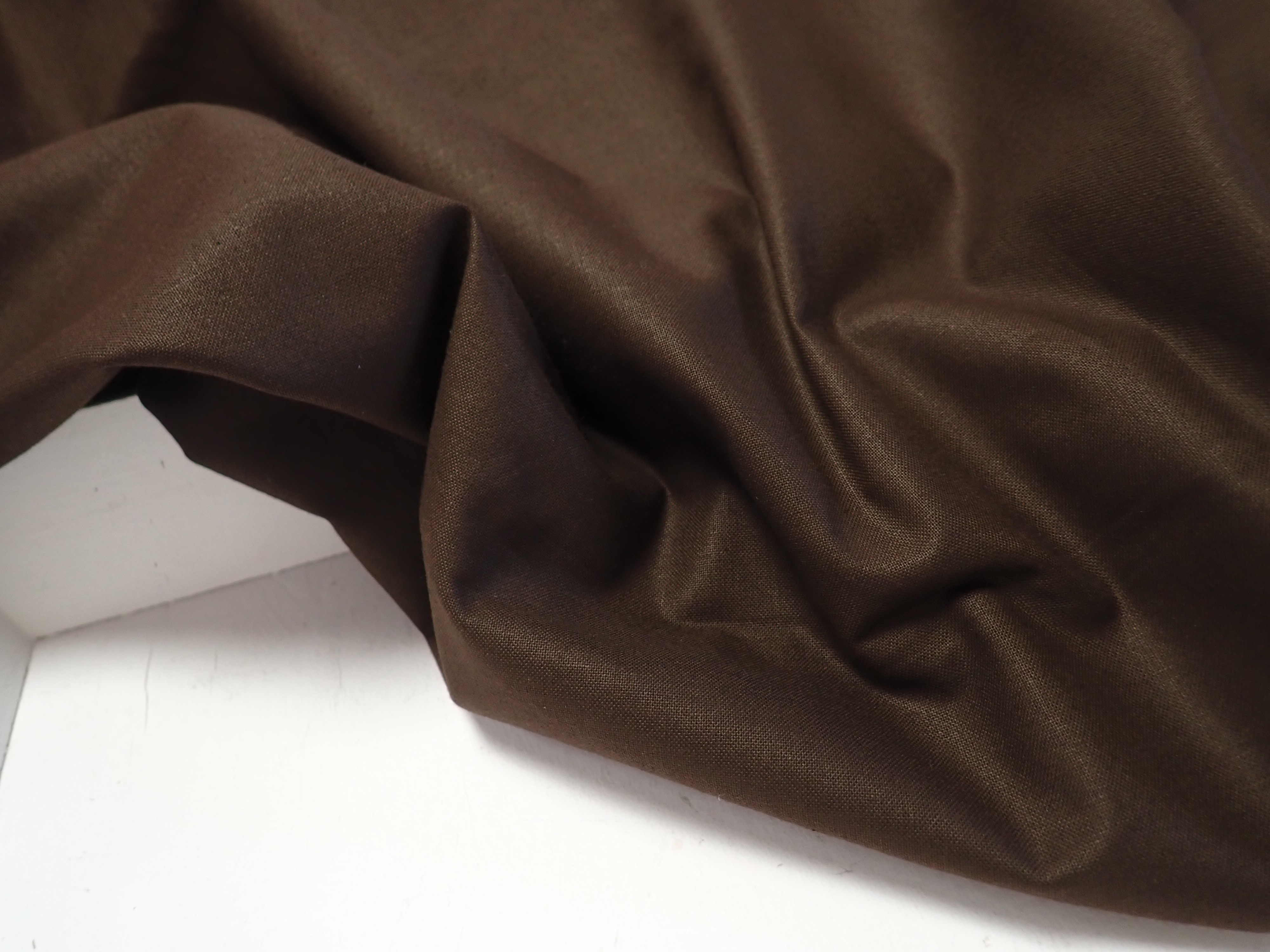 LÁTKA - JEDNOBAREVNÁ - BAVLNA - TMAVĚ HNĚDÁ