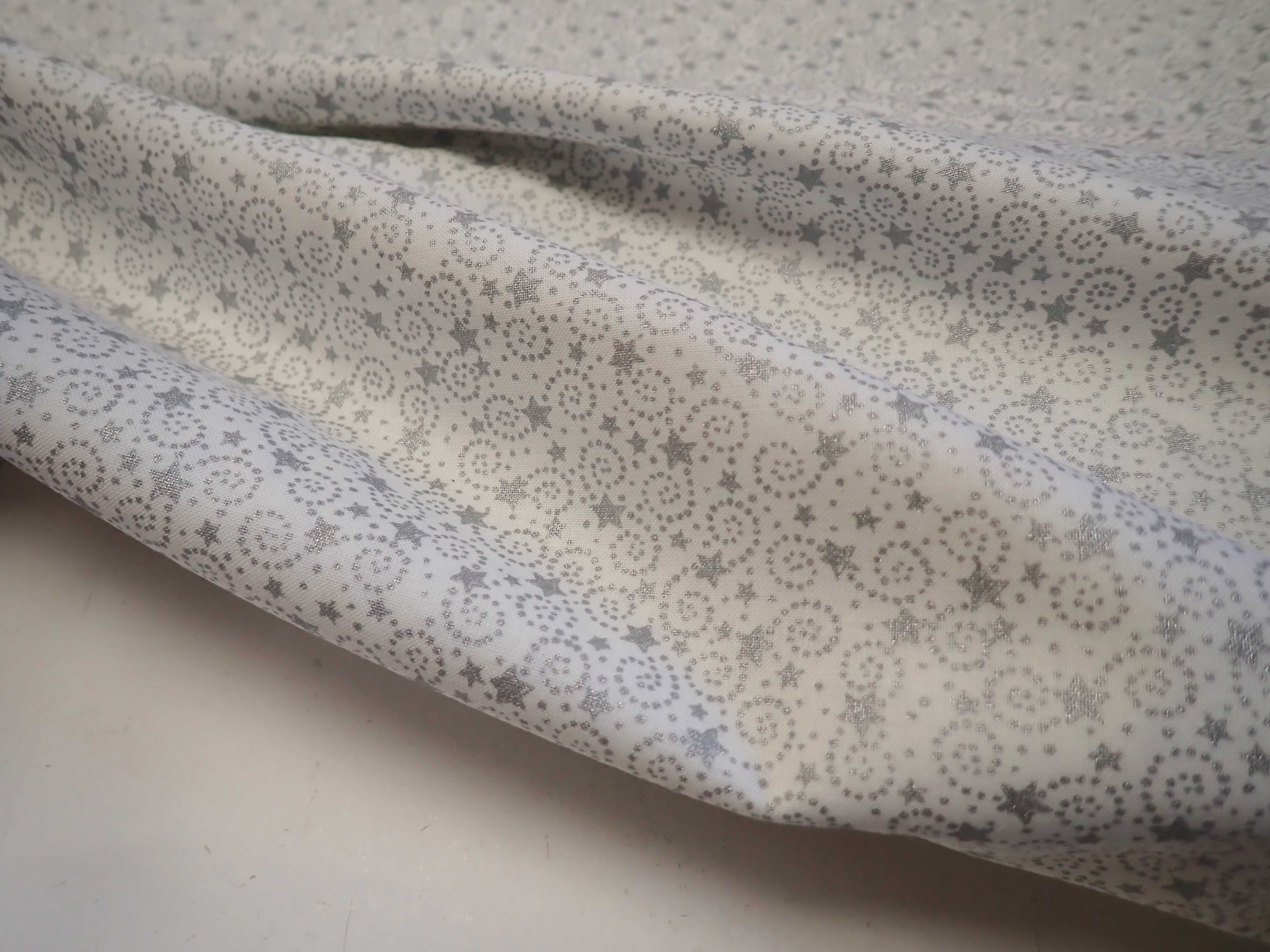 LÁTKA - VÁNOČNÍ - BÍLÁ + STŘÍBRNÉ SPIRÁLKY + HVĚZDIČKY