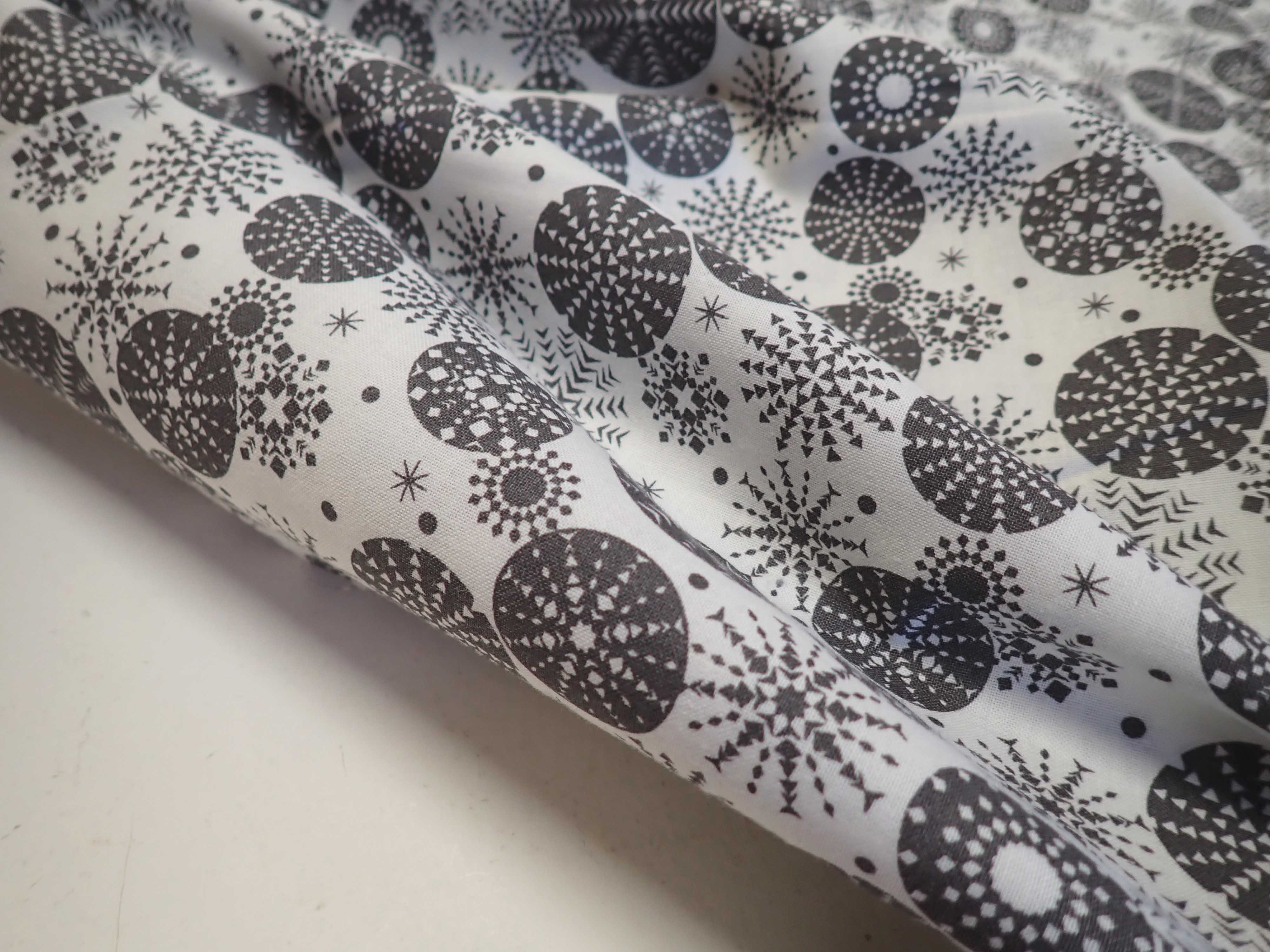 LÁTKA - VÁNOČNÍ - BÍLÁ + ŠEDÉ VLOČKY