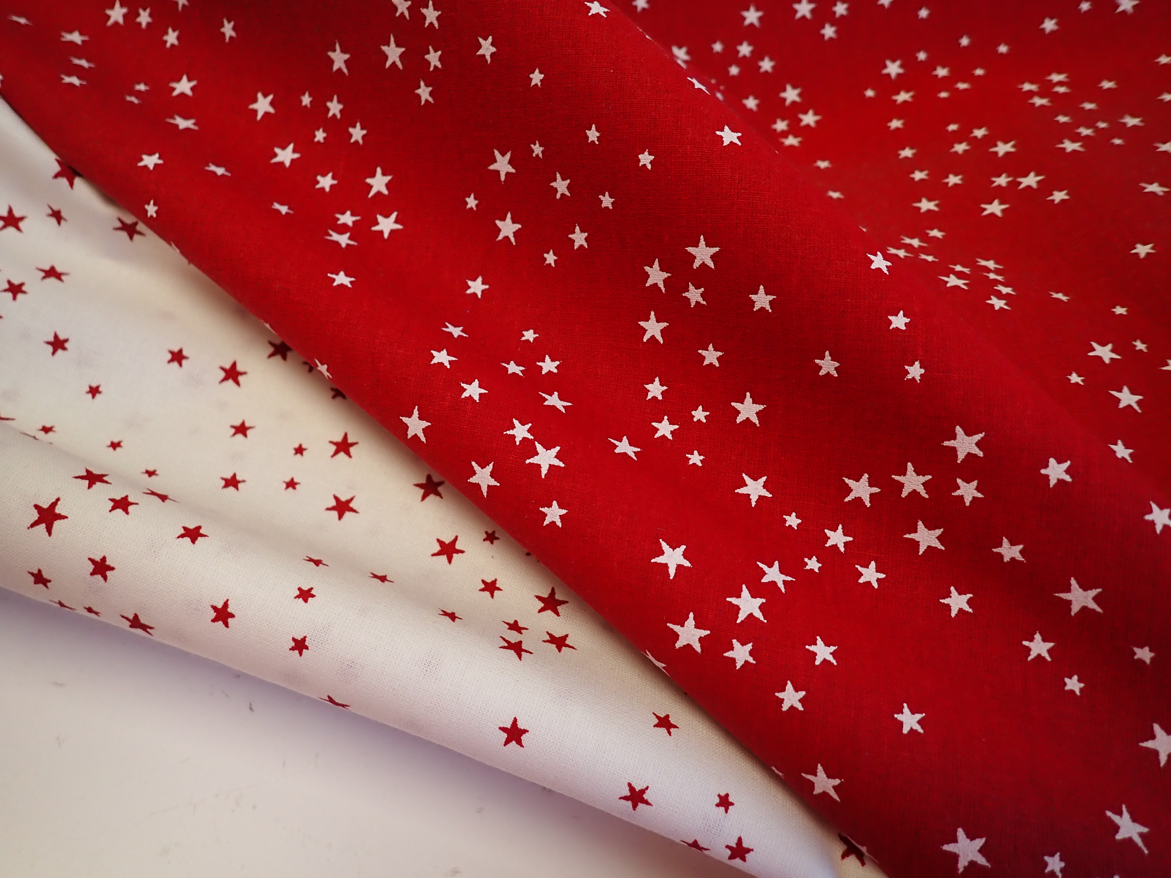 LÁTKA - VÁNOČNÍ - ČERVENÁ + BÍLÉ HVĚZDIČKY