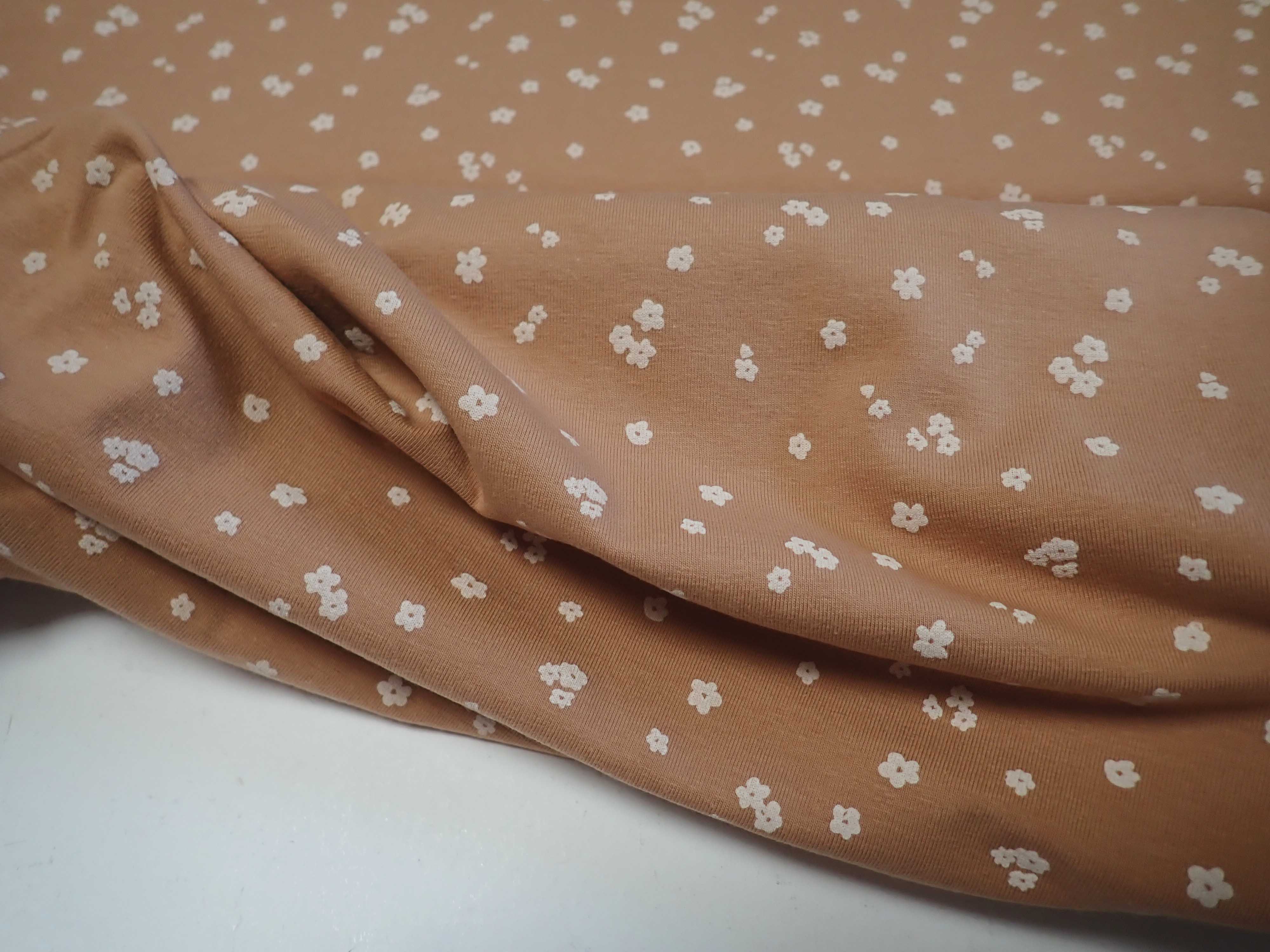 PLETENINA - JERSEY - BÉŽOVÁ + BÍLÉ KYTIČKY