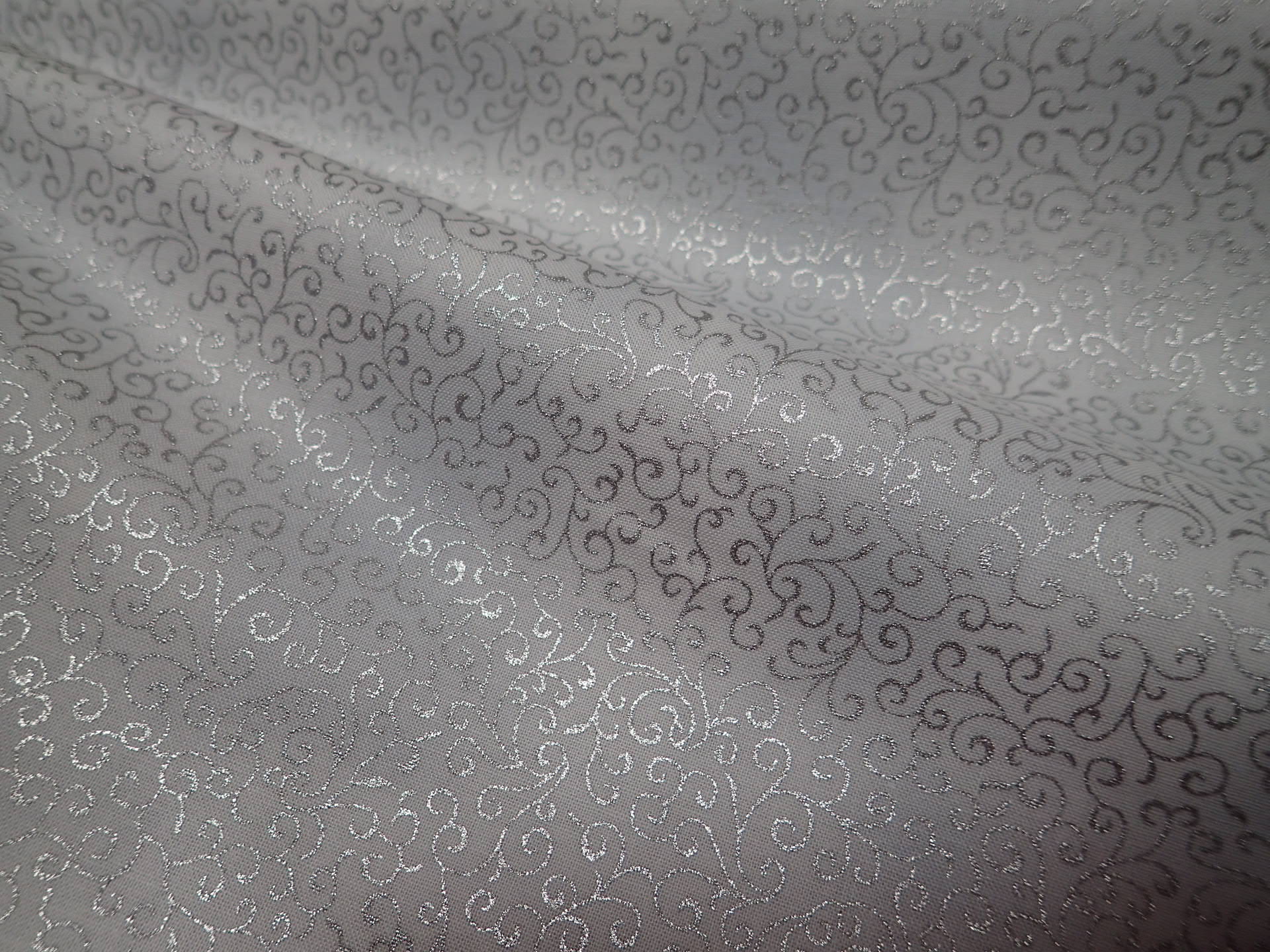 LÁTKA - VÁNOČNÍ - BÍLÁ + STŘÍBRNÉ ORNAMENTY