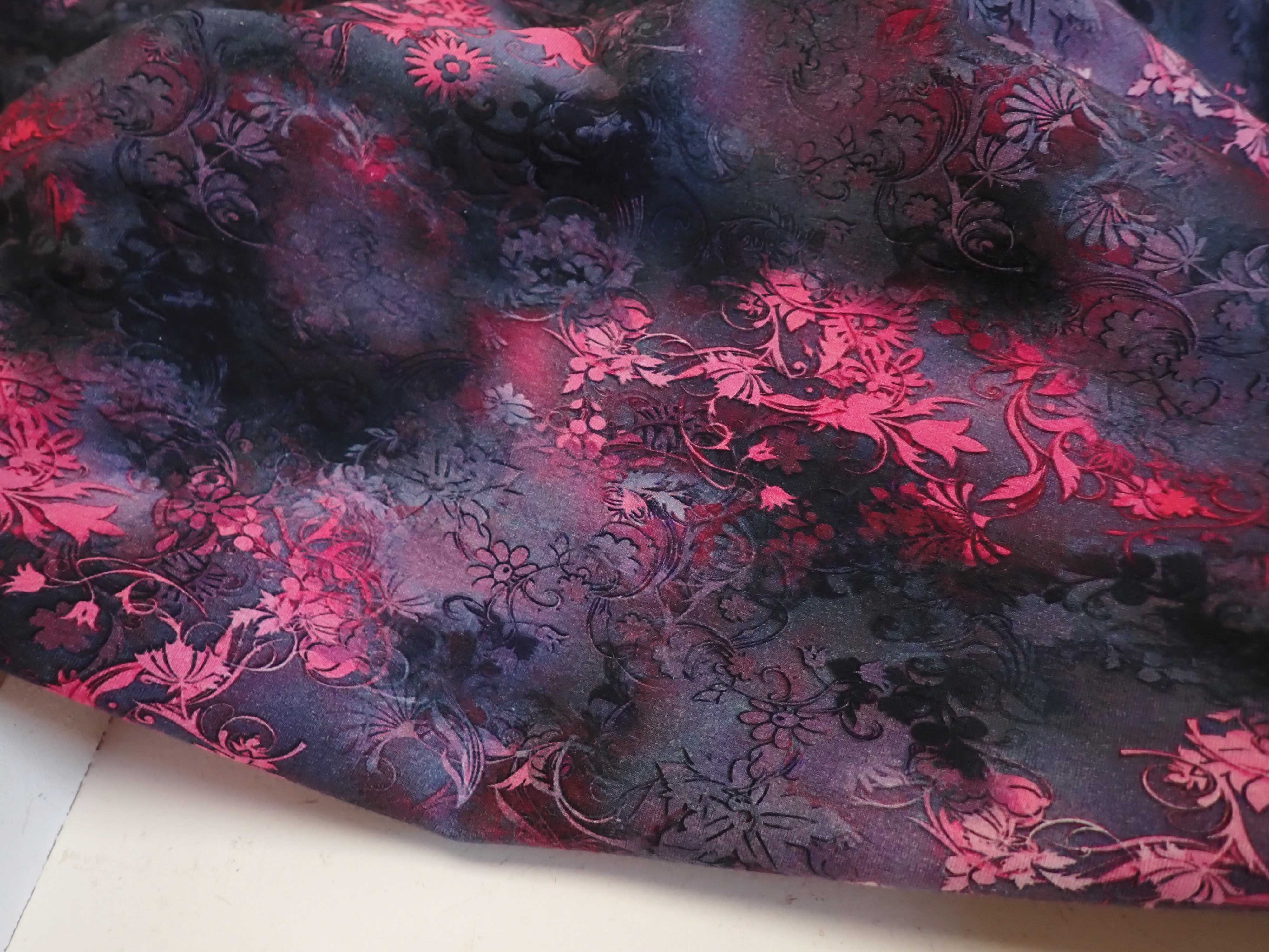 PLETENINA - JERSEY - FOTOTISK - ŠEDÁ + RŮŽOVÁ