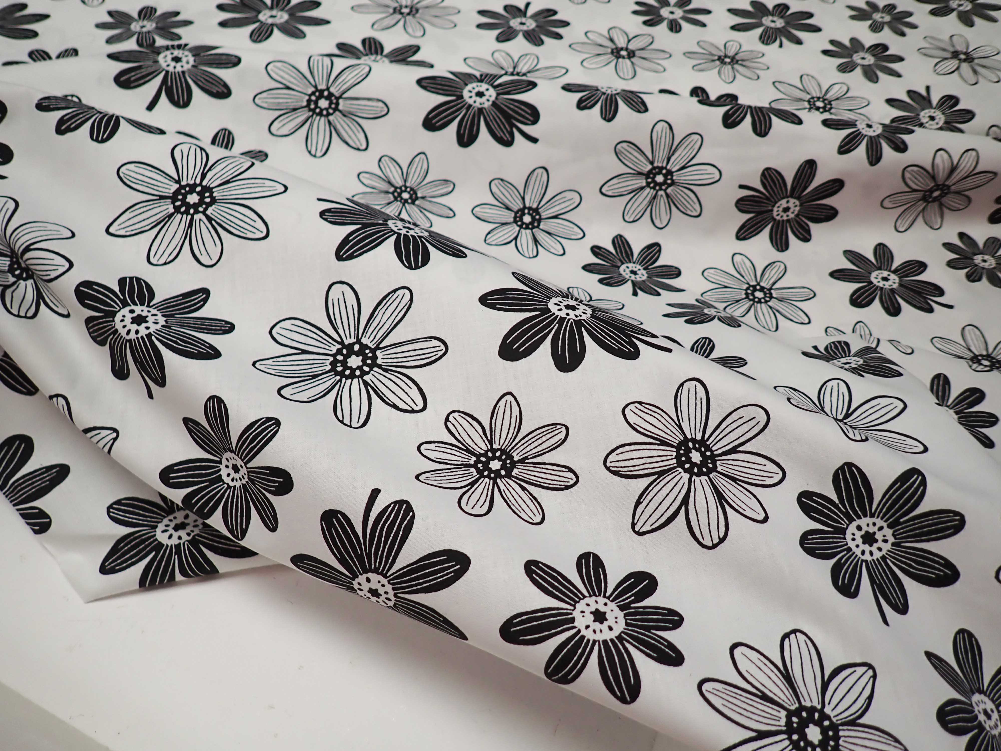 LÁTKA - POPELÍN - BÍLÁ + ČERNÉ KVĚTY