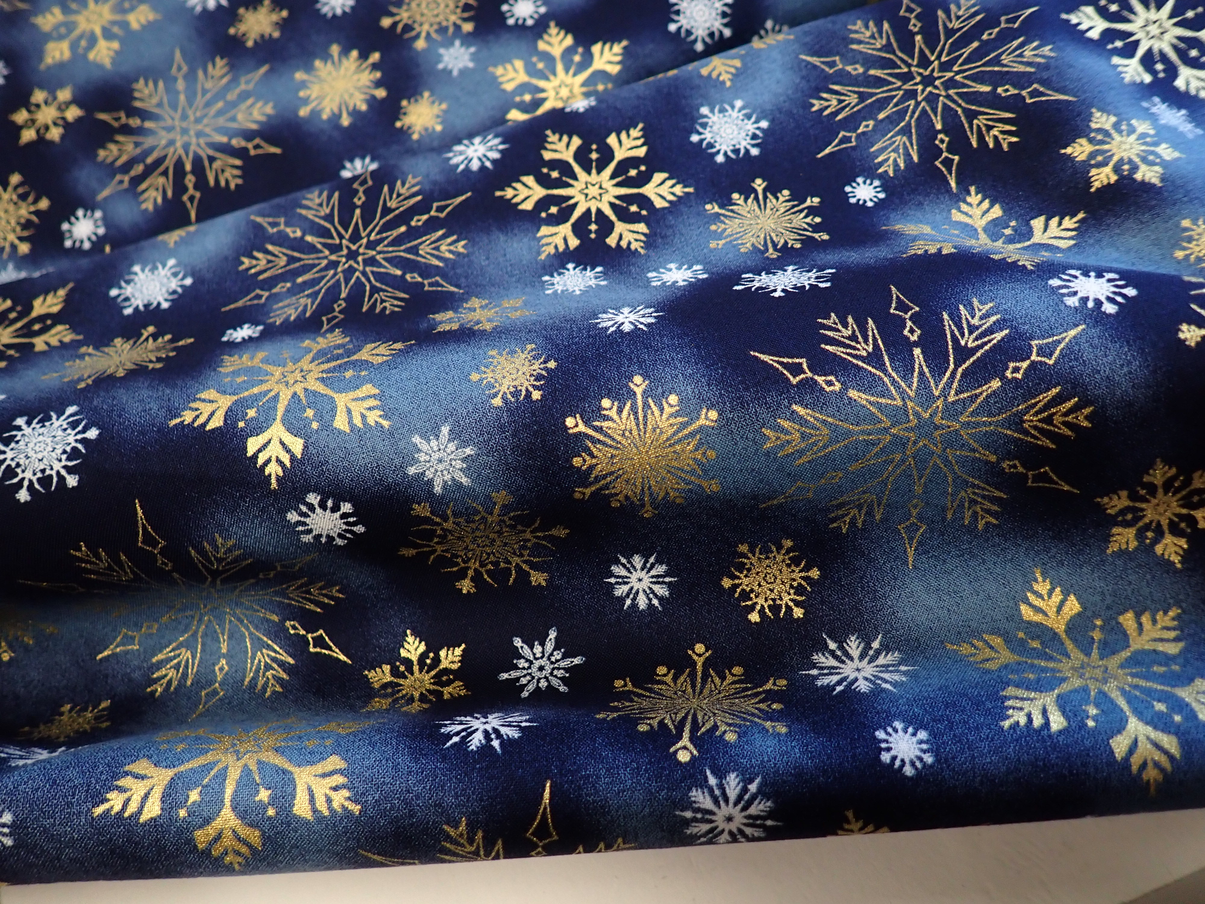 LÁTKA - VÁNOČNÍ - MODRÁ + ZLATÉ VLOČKY