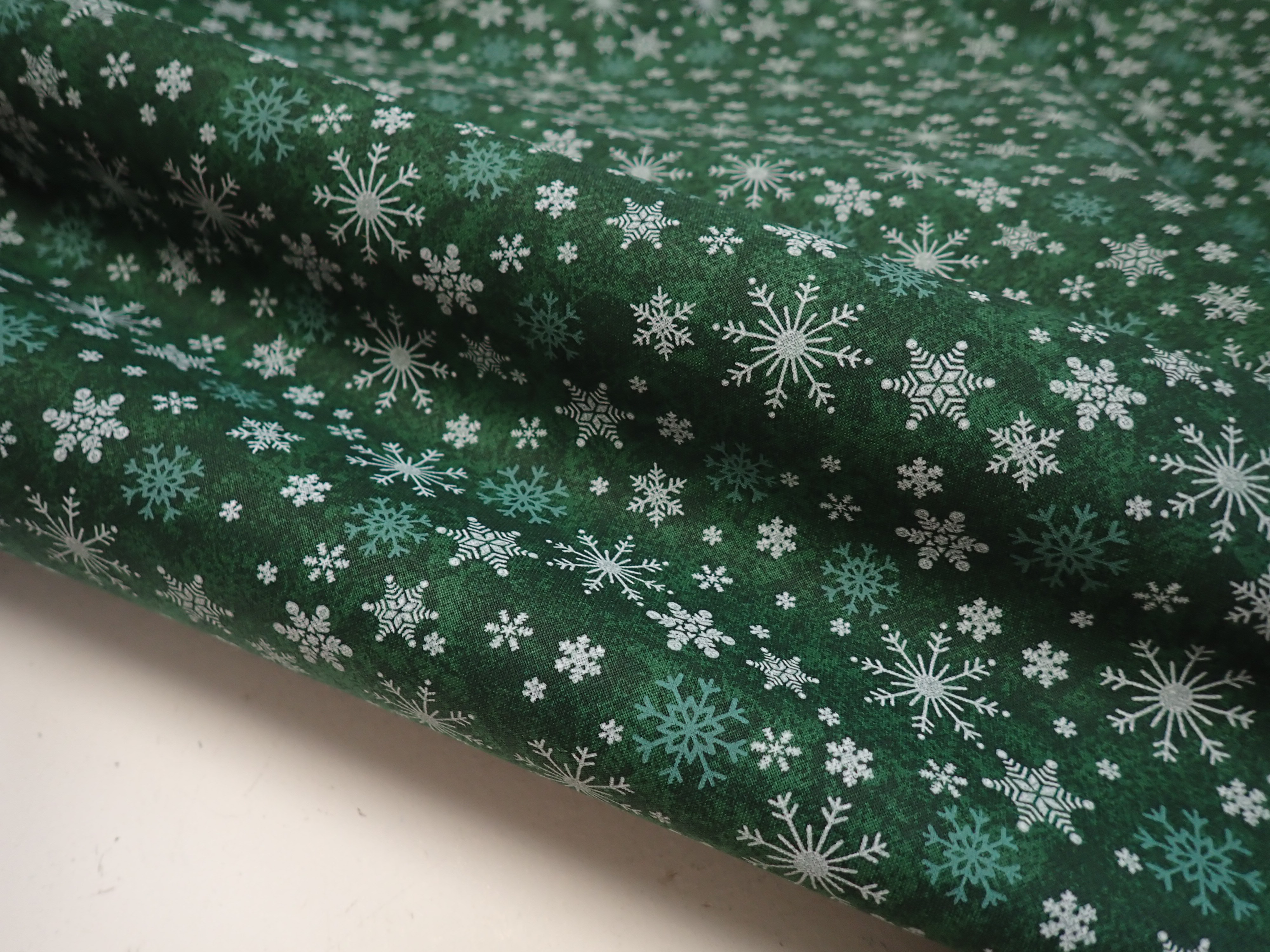 LÁTKA - VÁNOČNÍ - ZELENÁ + BÍLÉ VLOČKY