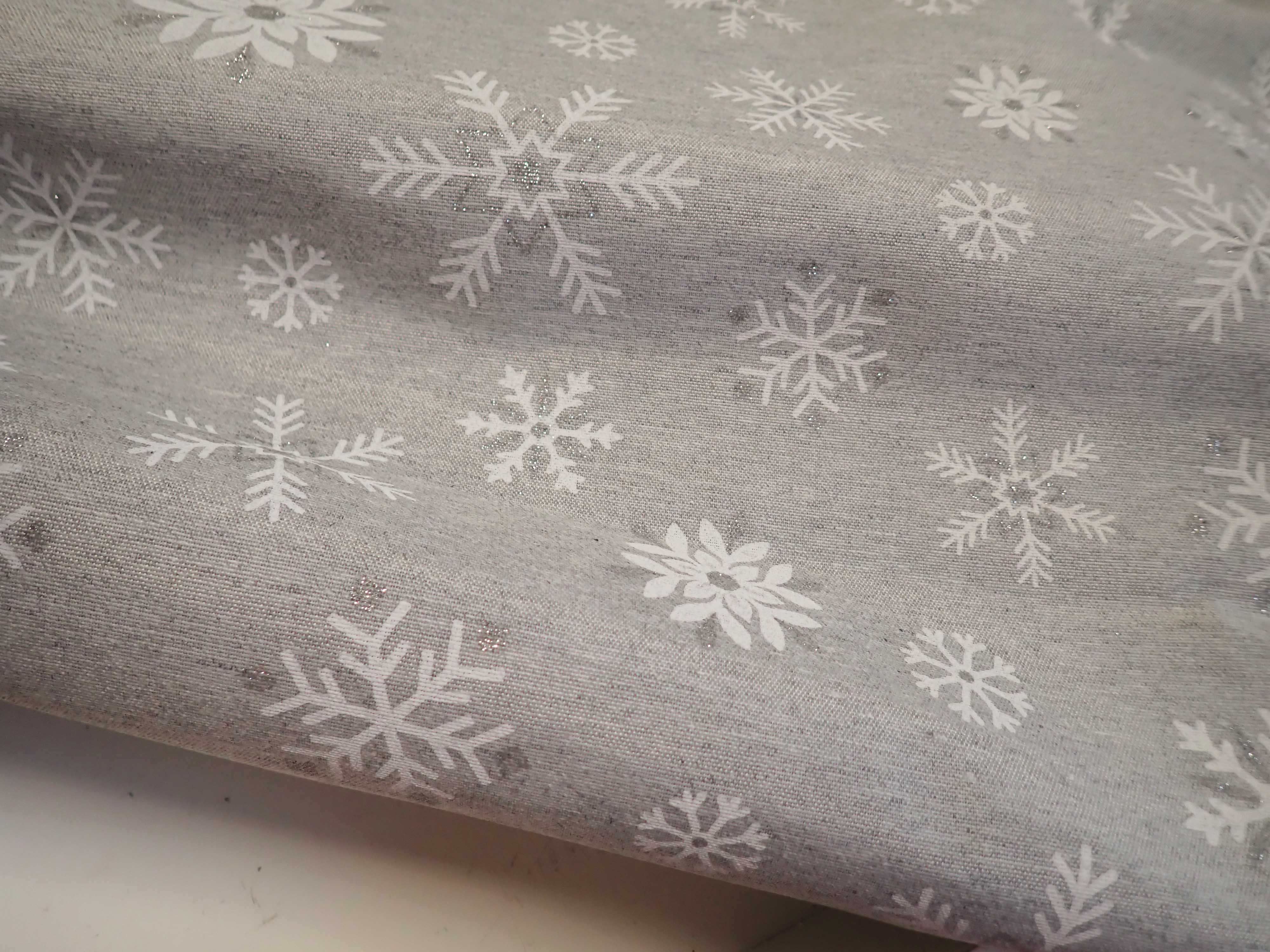 LÁTKA - VÁNOČNÍ - ŠEDÁ + BÍLÉ + STŘÍBRNÉ VLOČKY