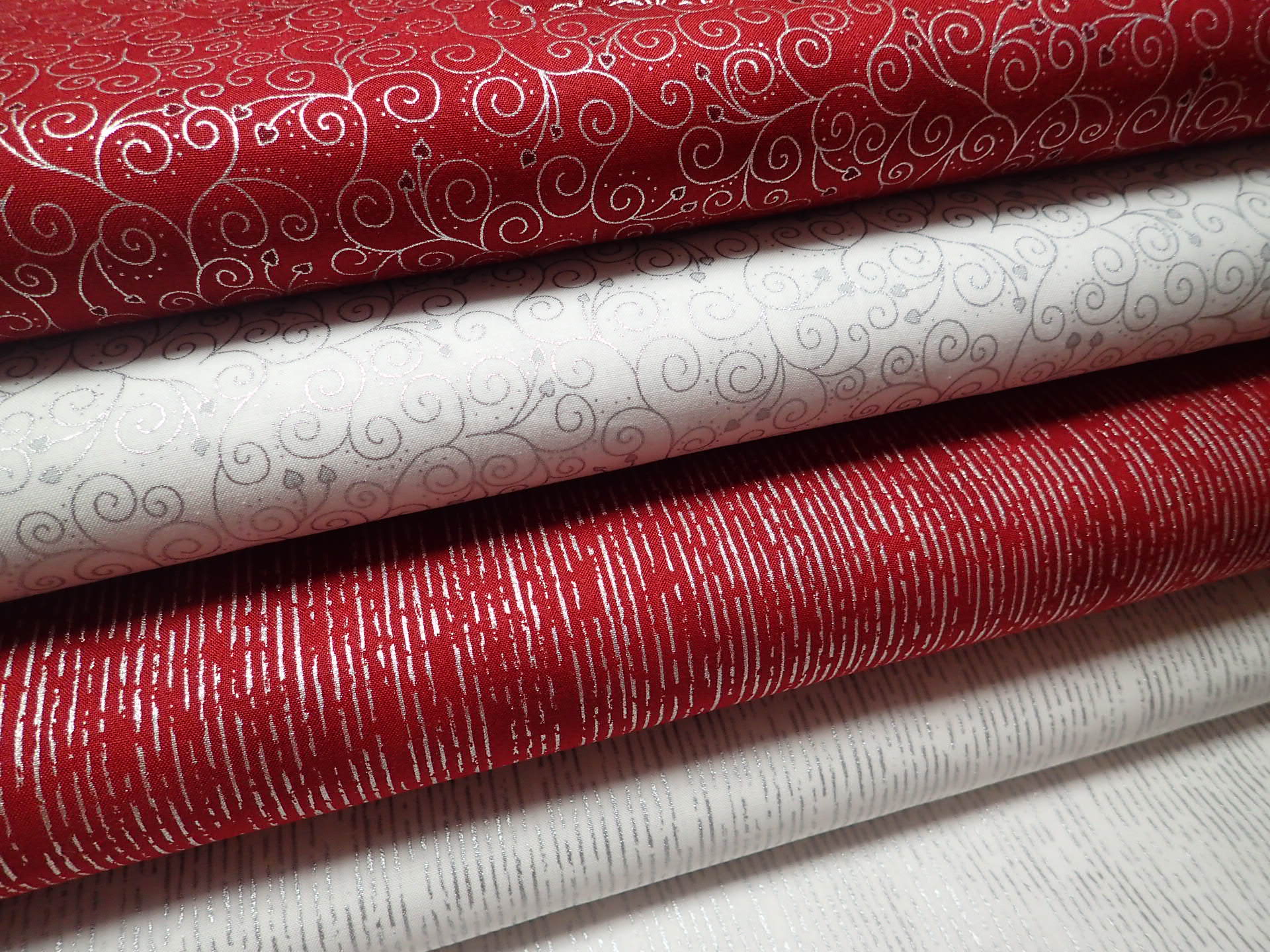 LÁTKA - VÁNOČNÍ - ČERVENÁ + STŘÍBRNÉ ORNAMENTY