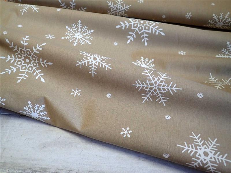 LÁTKA - VÁNOČNÍ - BÉŽOVÁ + BÍLÉ VLOČKY - VELKÉ