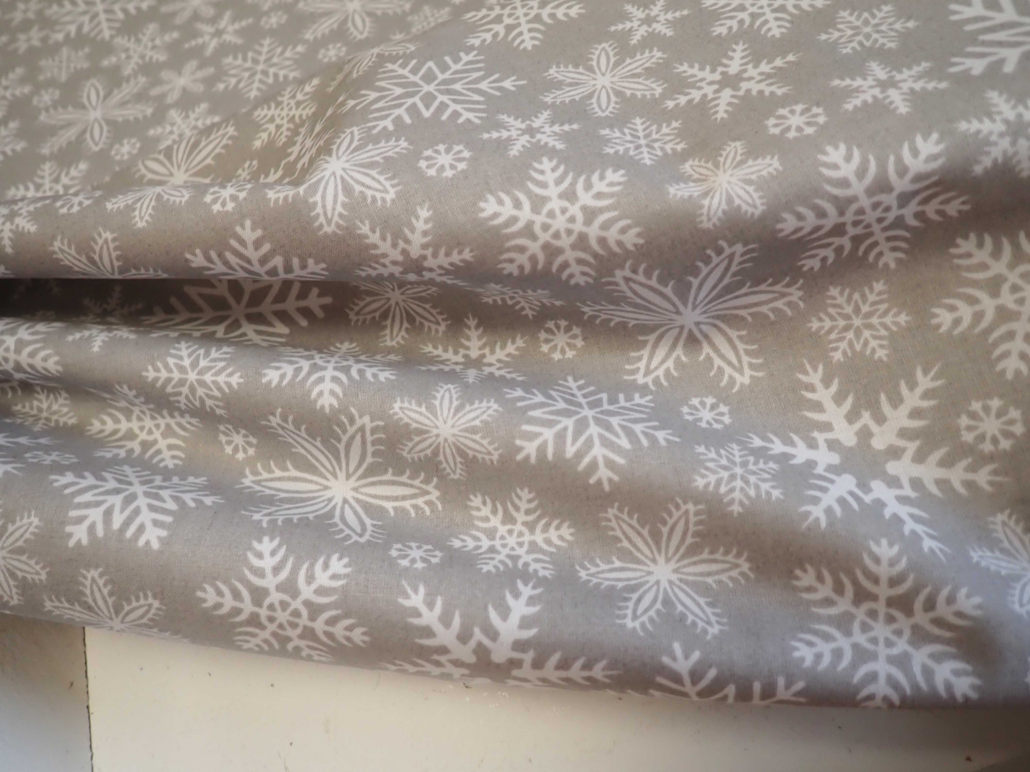 LÁTKA - VÁNOČNÍ - ŠEDÁ + BÍLÉ VLOČKY