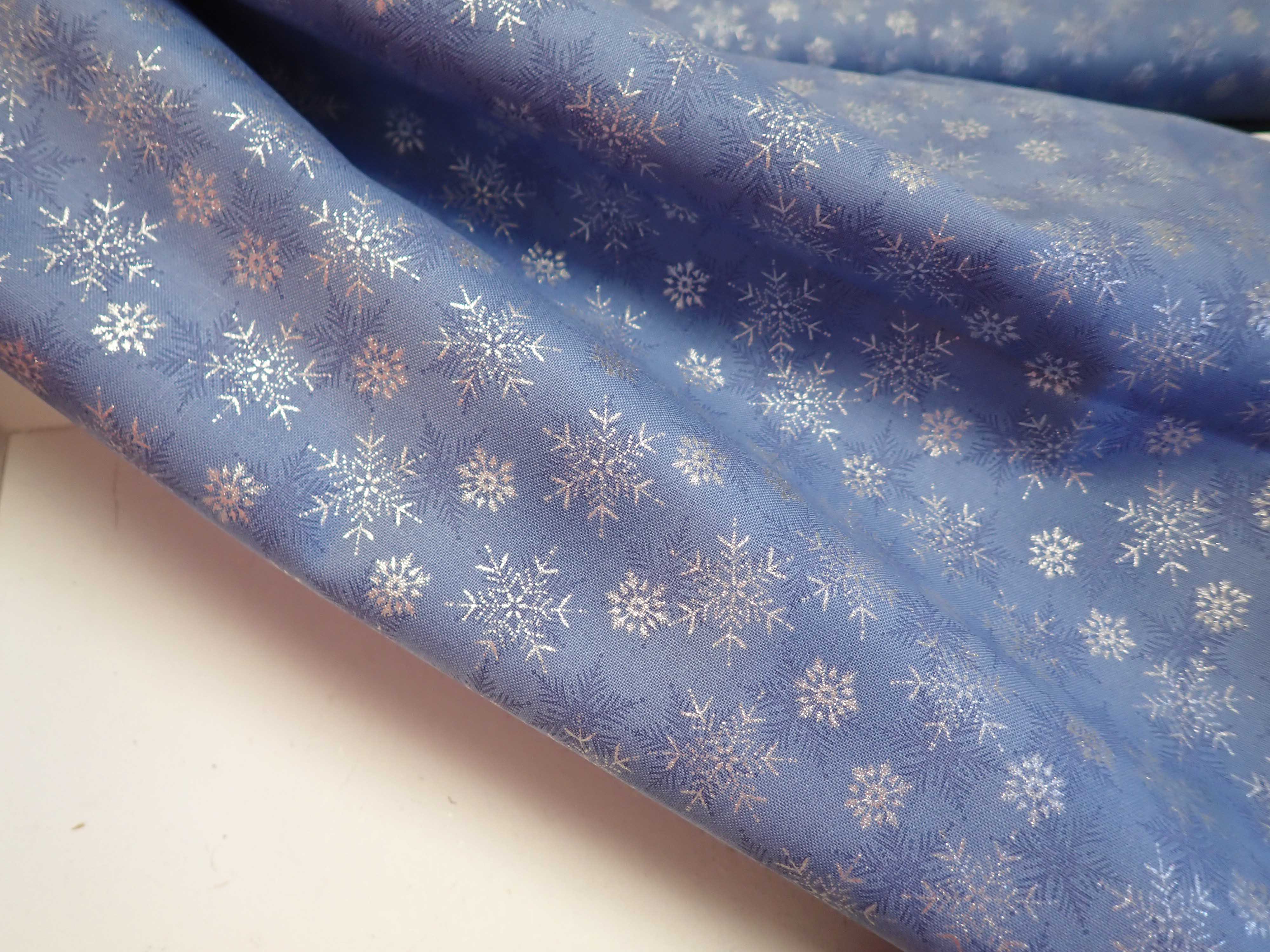 LÁTKA - VÁNOČNÍ - MODRÁ + STŘÍBRNÉ VLOČKY