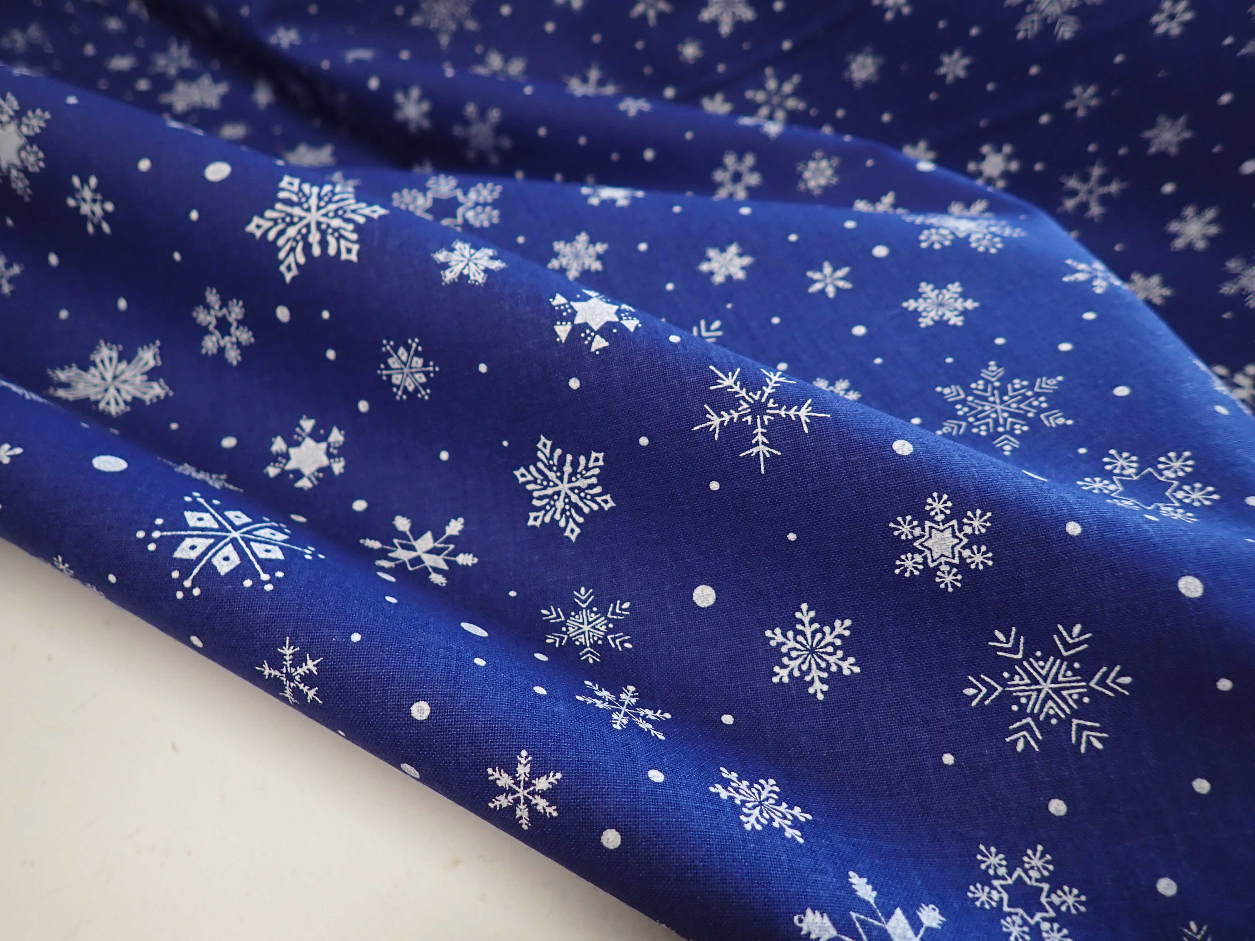 LÁTKA - VÁNOČNÍ - MODRÁ + BÍLÉ VLOČKY