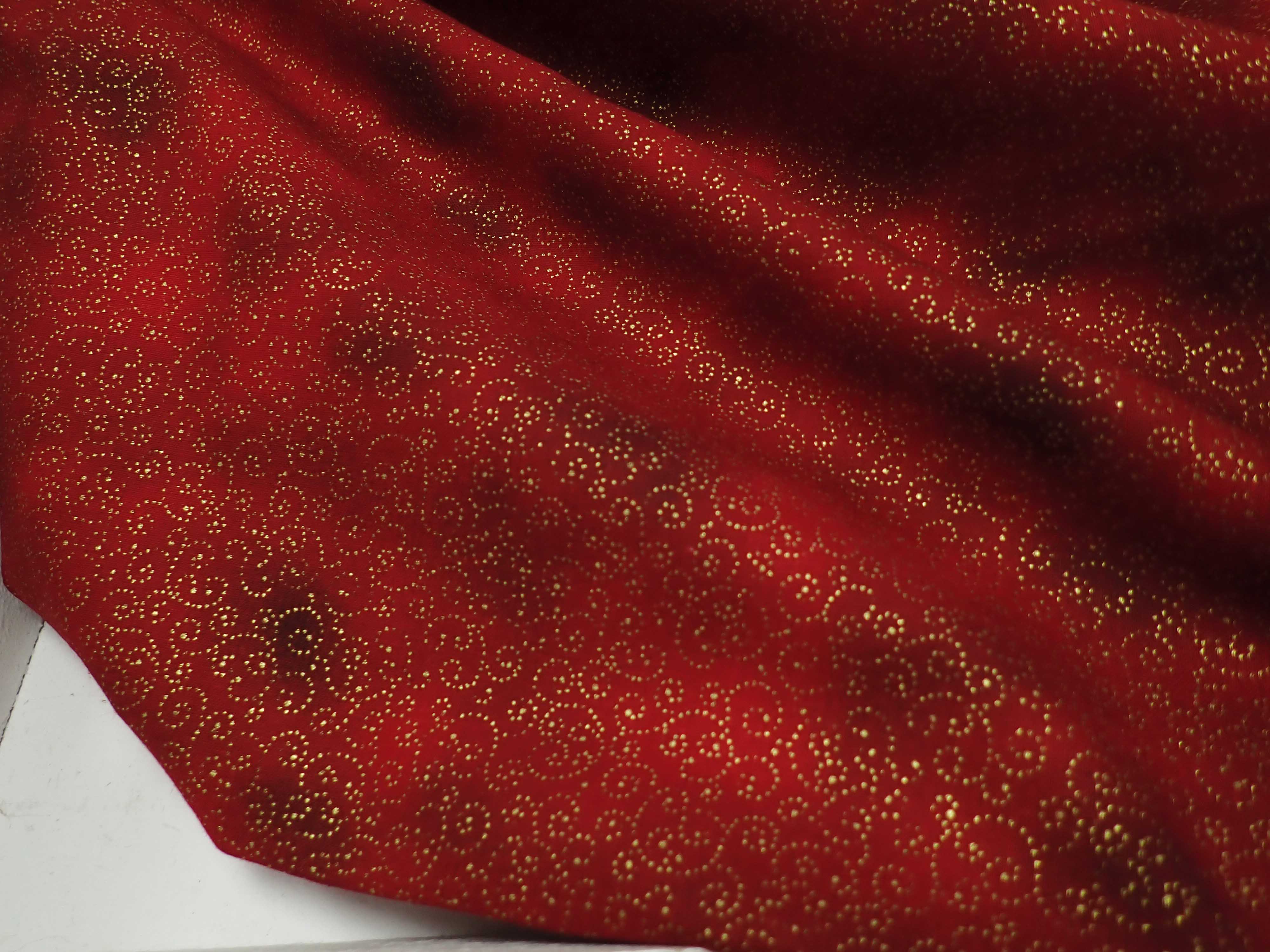 LÁTKA - ČERVENÁ VÁNOČNÍ + ZLATÉ ORNAMENTY