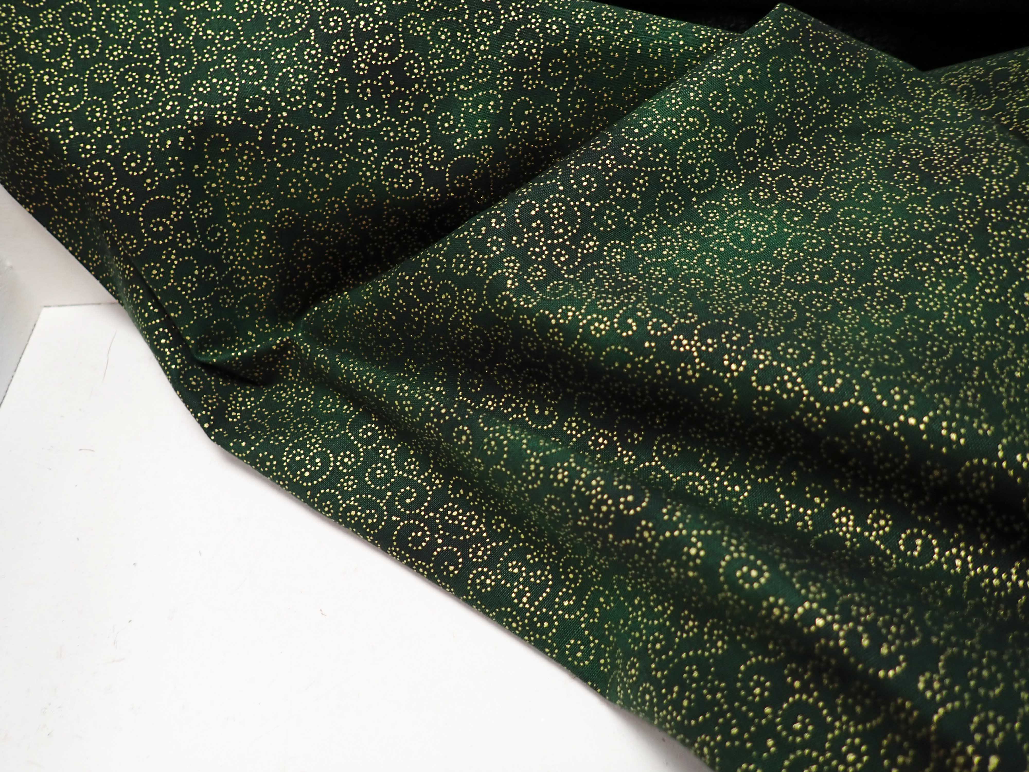 LÁTKA - ZELENÁ VÁNOČNÍ + ZLATÉ ORNAMENTY